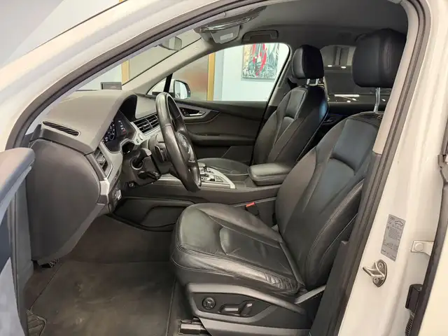 Audi Q7 view 9