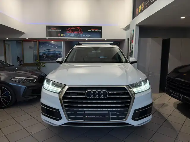 Audi Q7 view 2