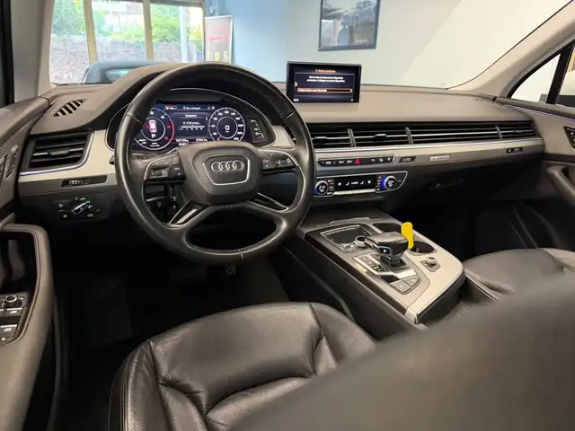 Audi Q7 view 10