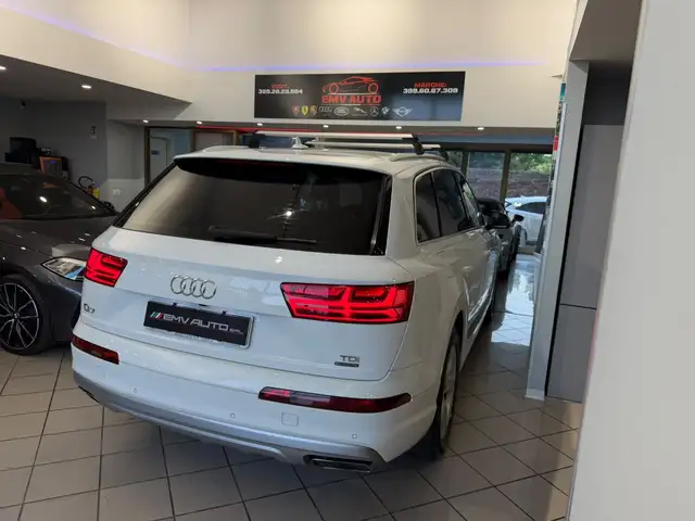 Audi Q7 view 14