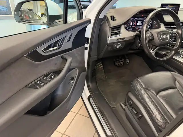 Audi Q7 view 8