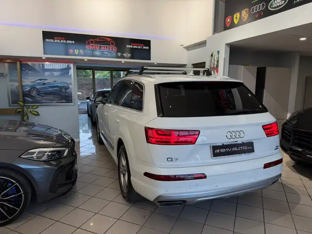 Audi Q7 view 12