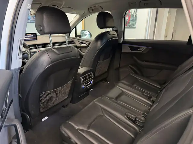 Audi Q7 view 11