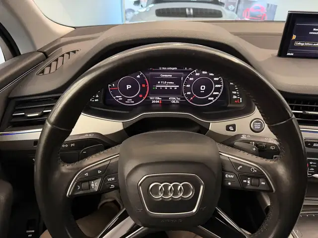 Audi Q7 view 6