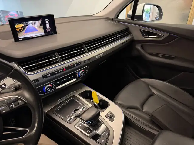 Audi Q7 view 5