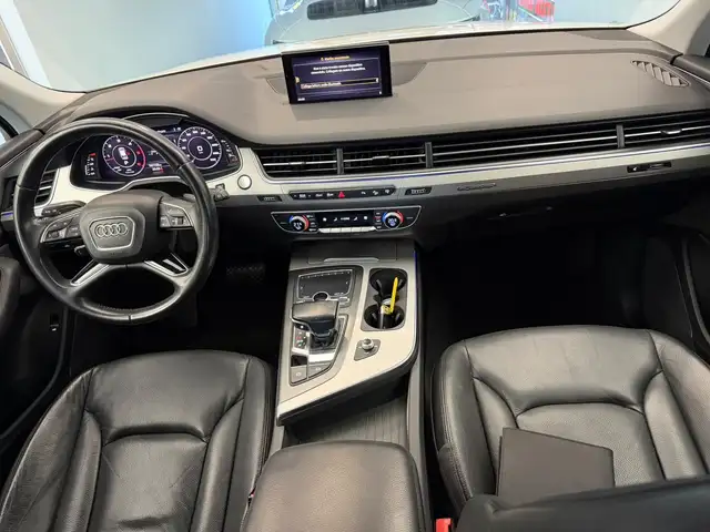 Audi Q7 view 7