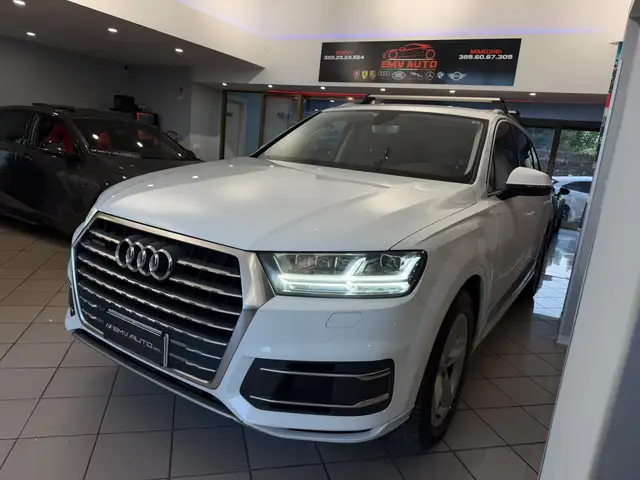 Audi Q7 view 4