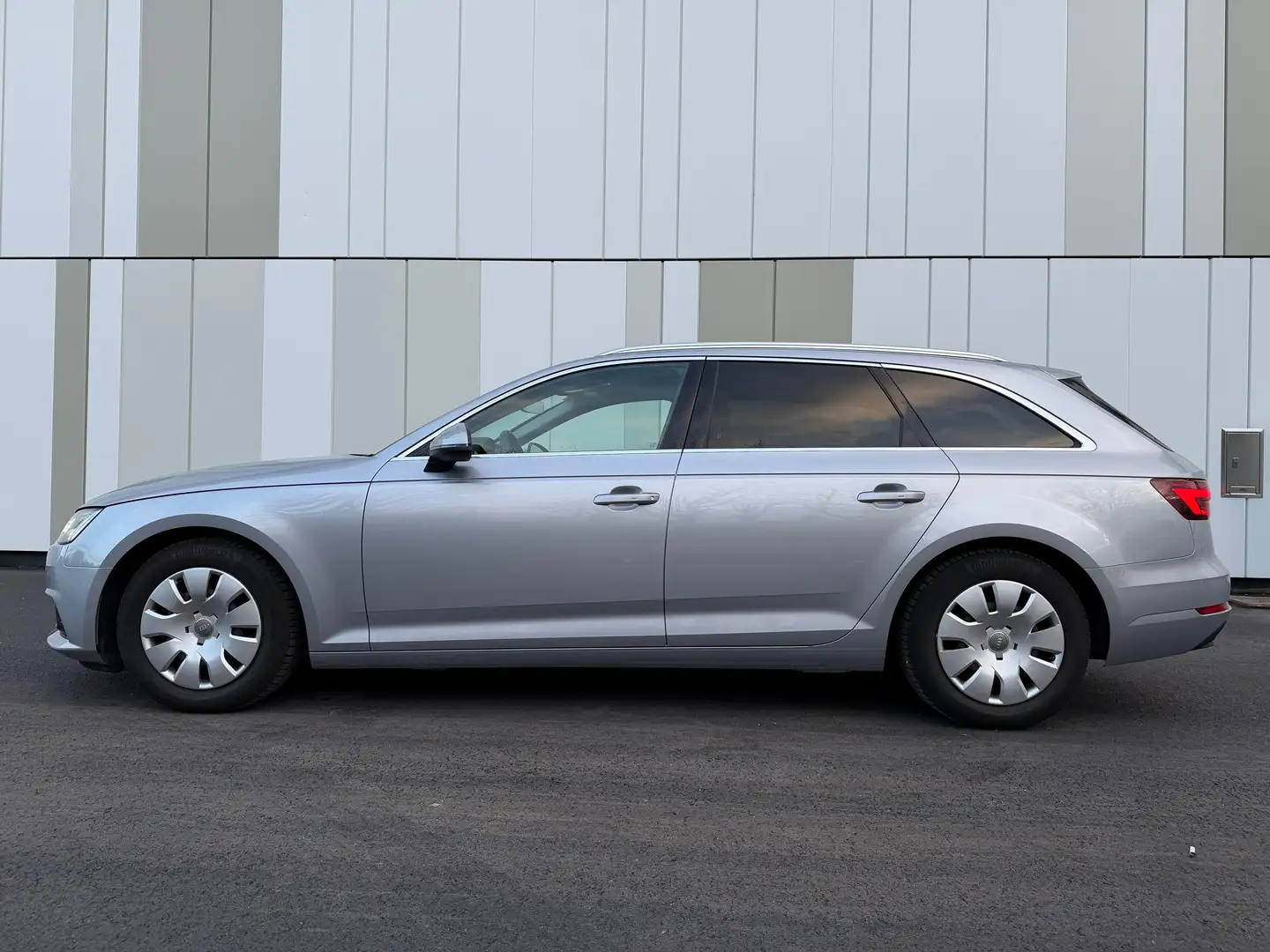 Audi A4 basis ultra Grau - 2