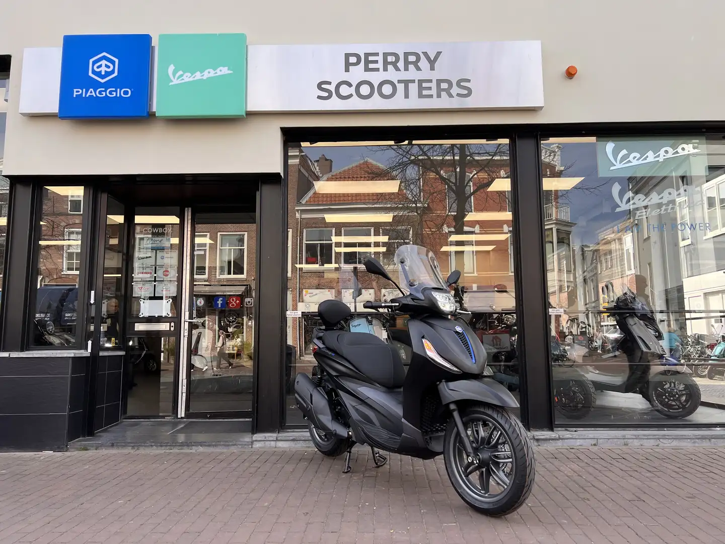 Piaggio Beverly 400 Sport 2025 HPE EURO5+ MATZWART 2 JAAR GARANTIE Negru - 1