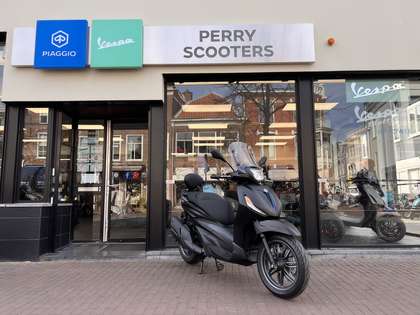 Piaggio Beverly 400 Sport 2025 HPE EURO5+ MATZWART 2 JAAR GARANTIE
