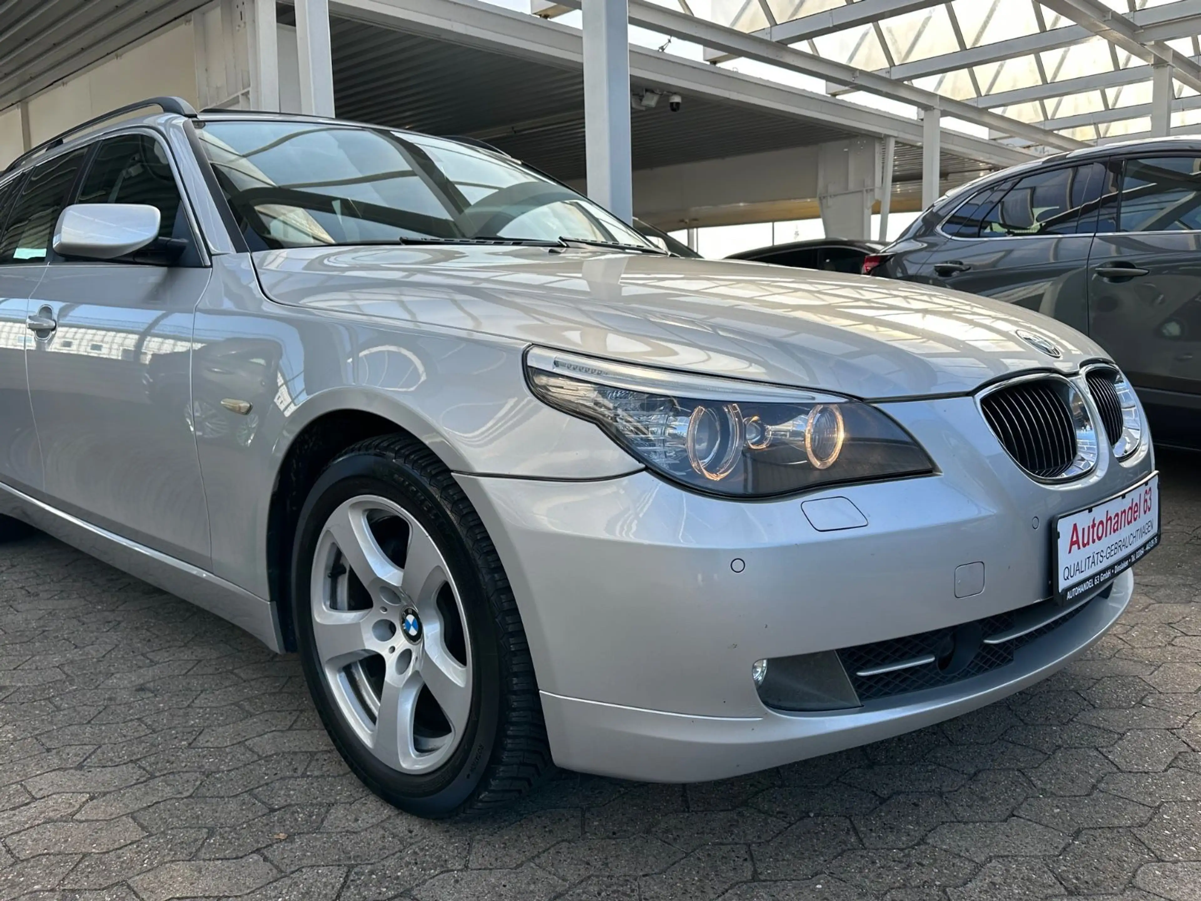 BMW 530 d Touring*Exclusive*16/9 Navi*Bi-Xenon*Pano*B — photo 3
