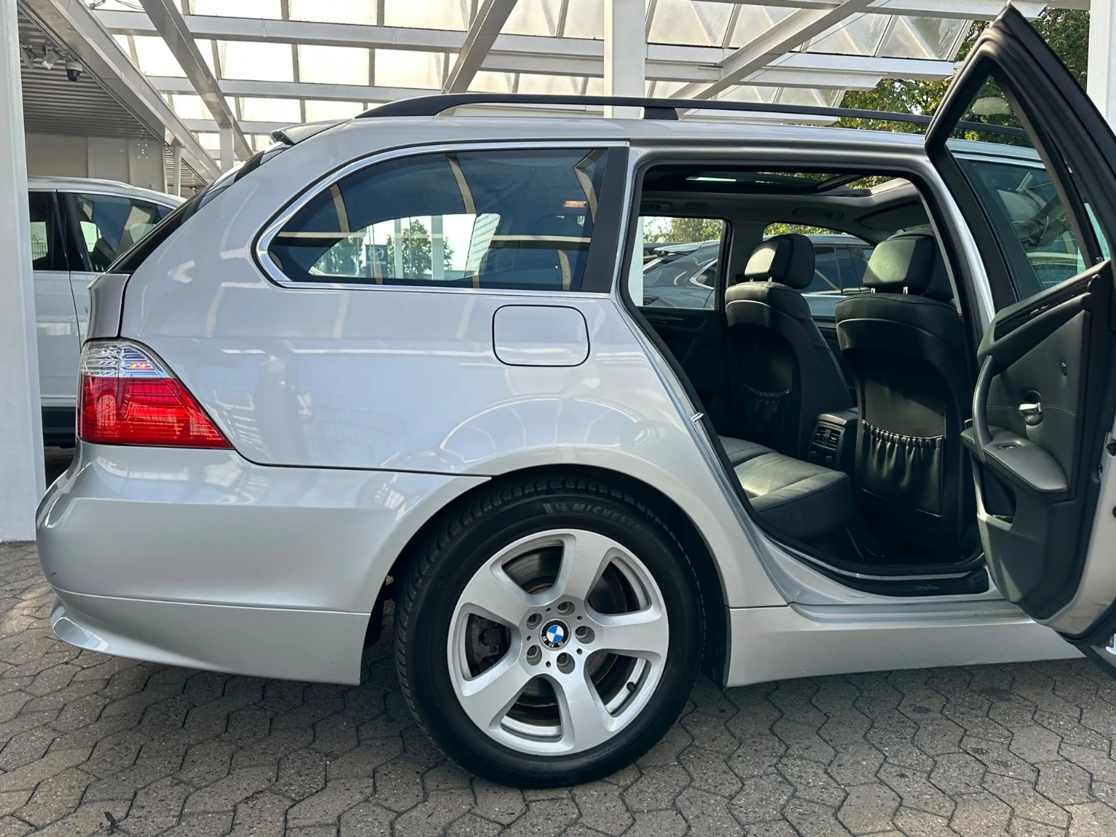 BMW 530 d Touring*Exclusive*16/9 Navi*Bi-Xenon*Pano*B — photo 8