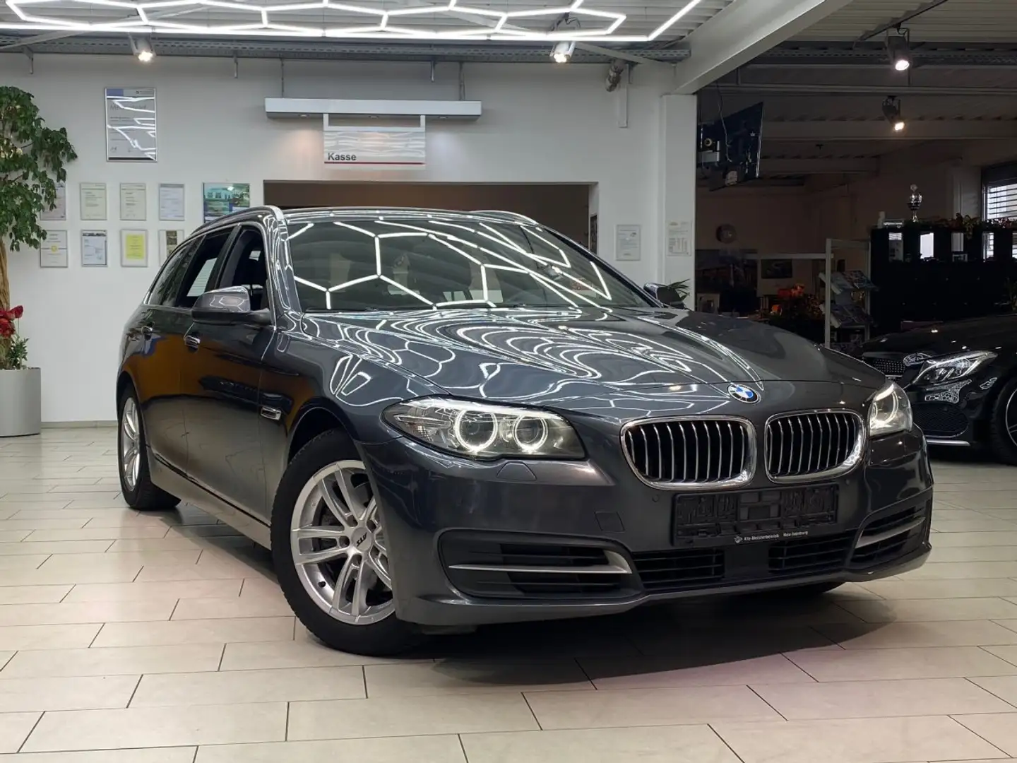 BMW 520 d DPF Touring Automatik Navi Tempo AHK PDZ SHZ Led Grau - 1
