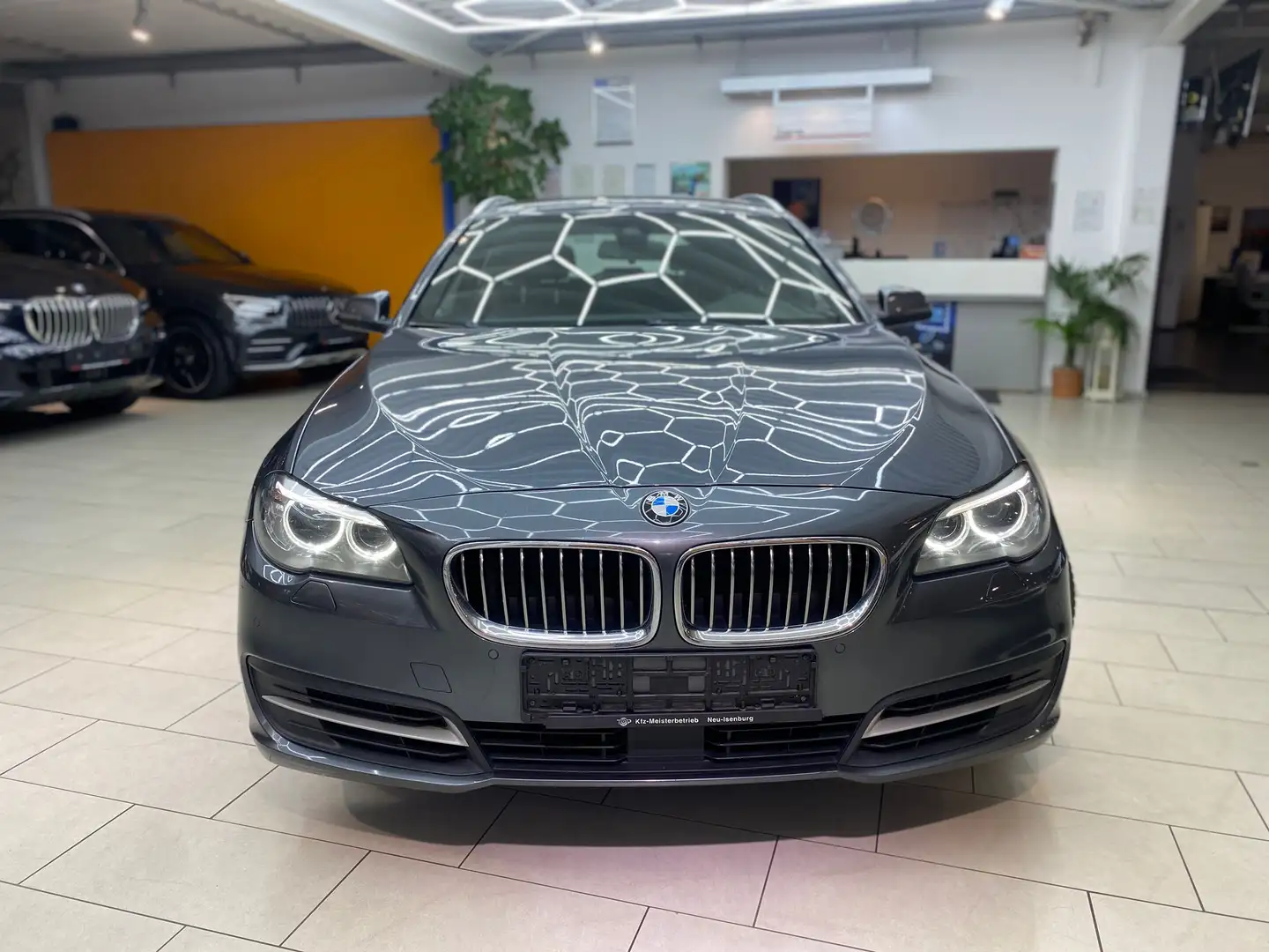 BMW 520 d DPF Touring Automatik Navi Tempo AHK PDZ SHZ Led Grau - 2