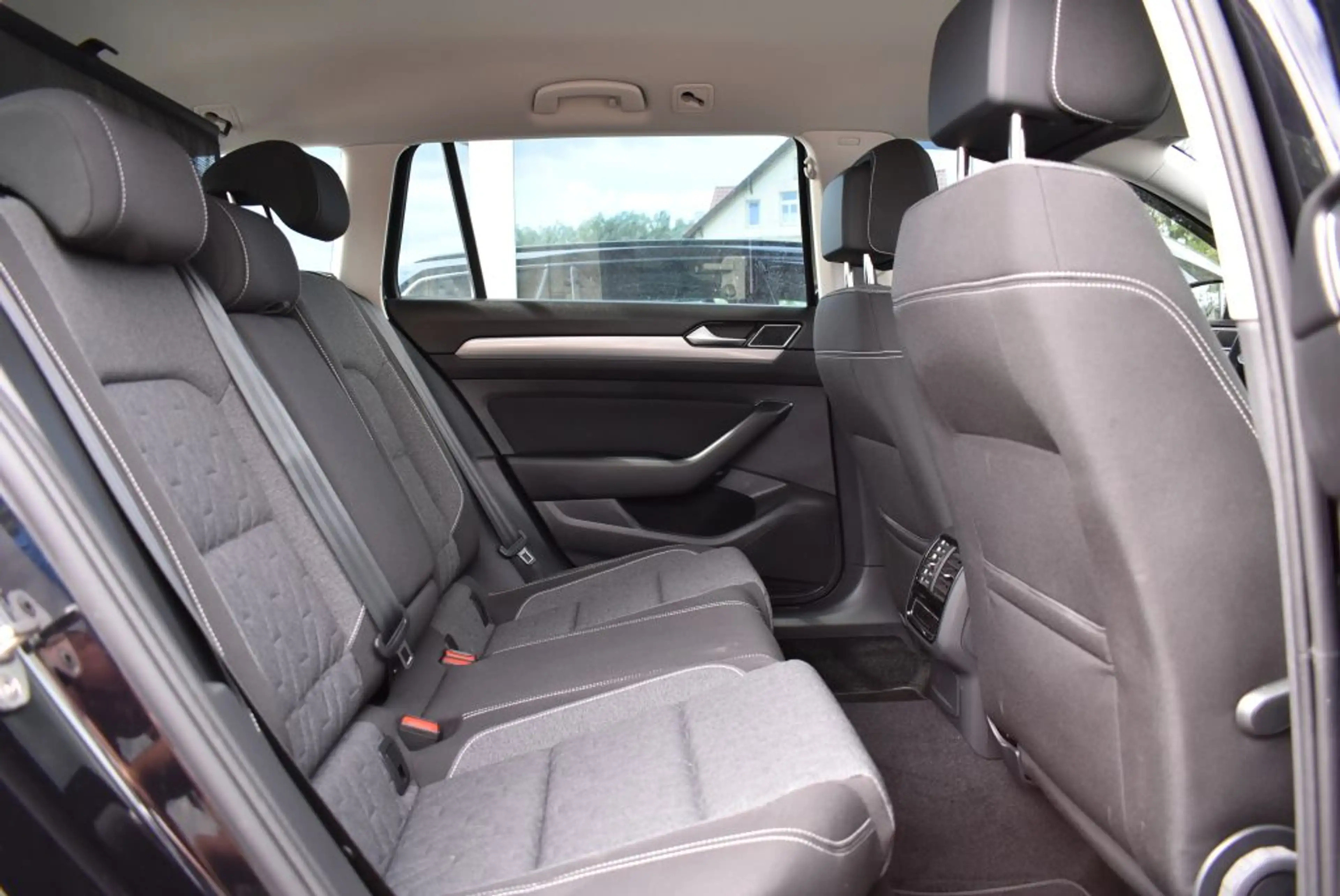 Volkswagen Passat Variant 2.0 TDI DSG Business DSG-Autom. LED-Matrix Navi Al — photo 6