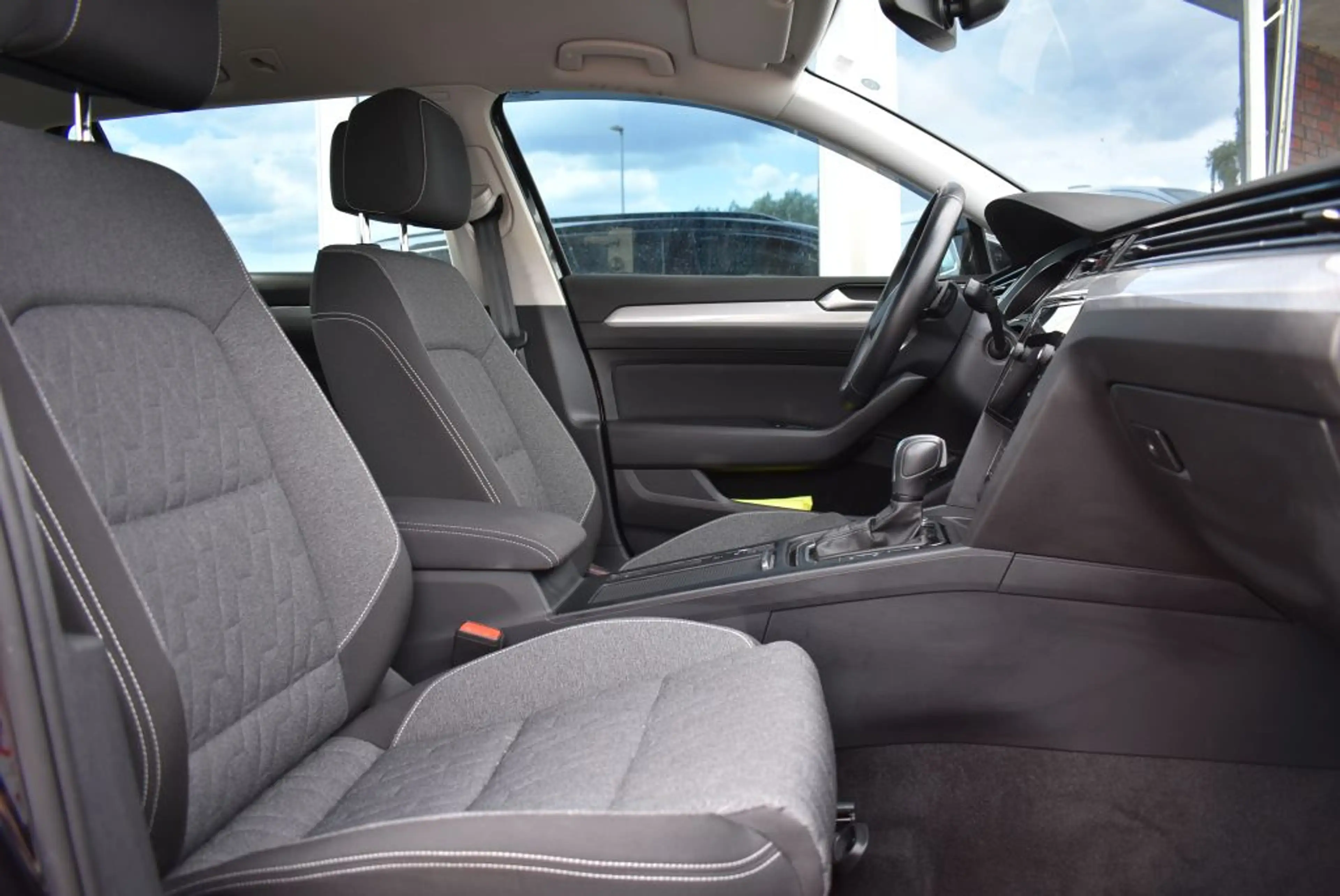 Volkswagen Passat Variant 2.0 TDI DSG Business DSG-Autom. LED-Matrix Navi Al — photo 8