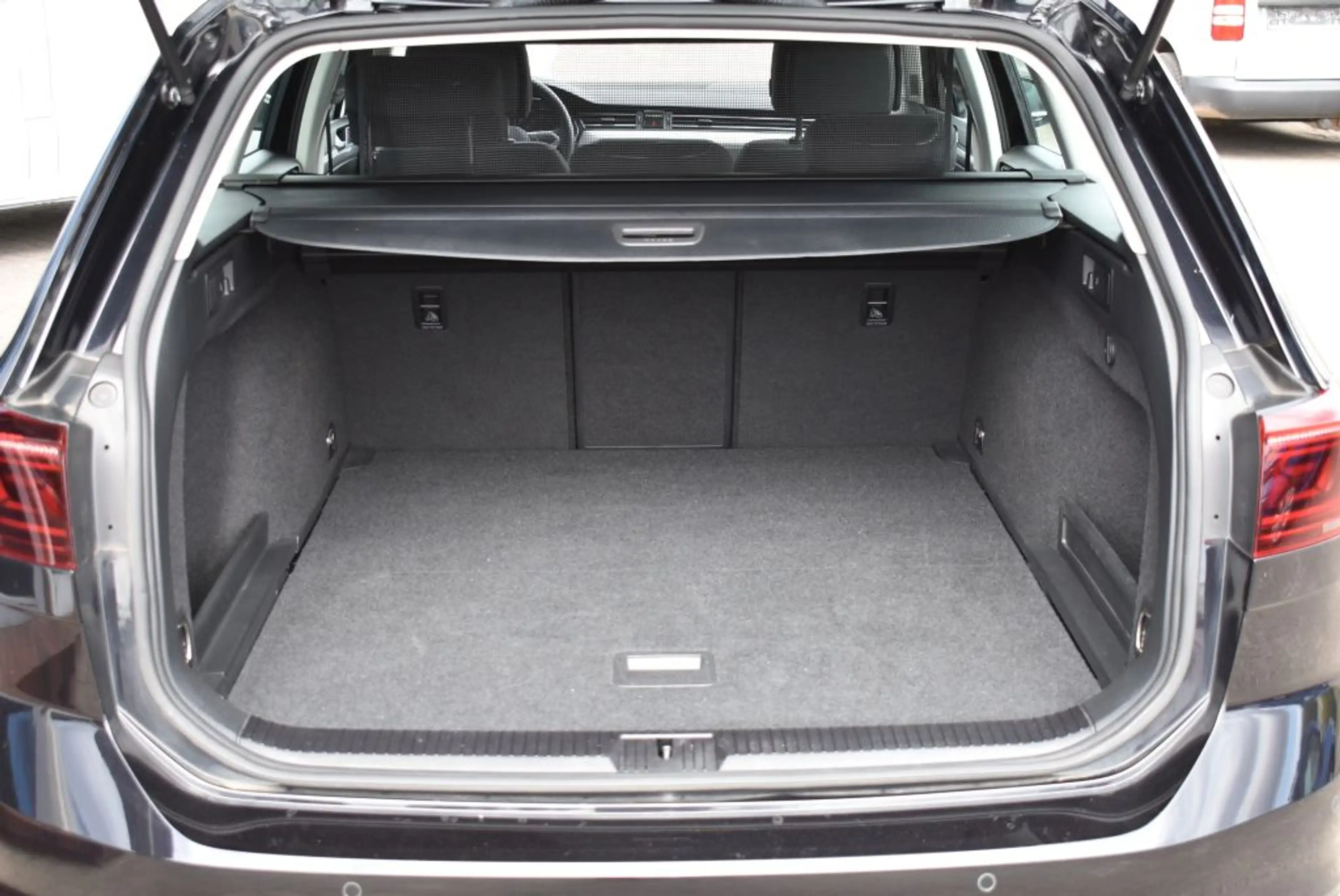 Volkswagen Passat Variant 2.0 TDI DSG Business DSG-Autom. LED-Matrix Navi Al — photo 4
