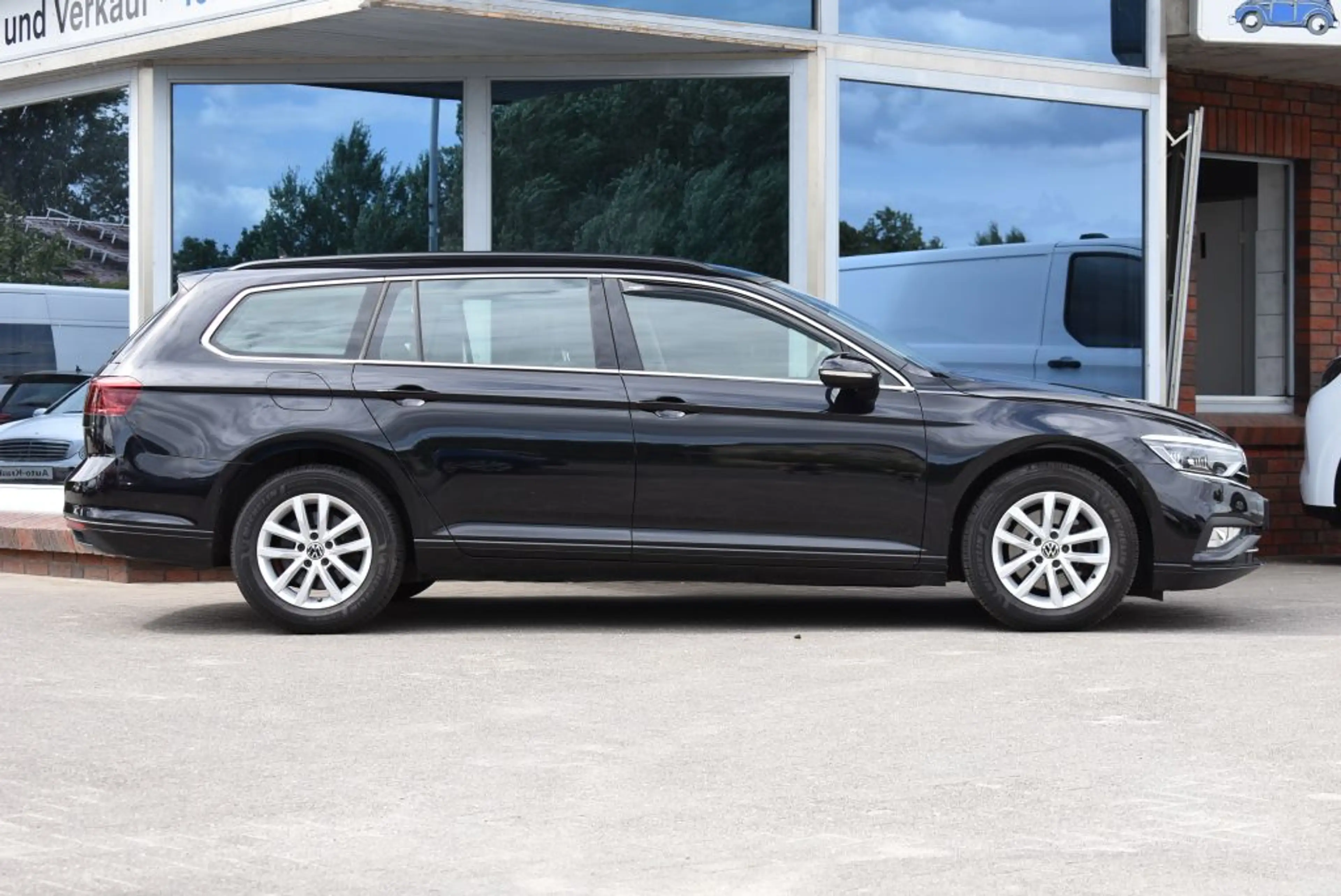 Volkswagen Passat Variant 2.0 TDI DSG Business DSG-Autom. LED-Matrix Navi Al — photo 2