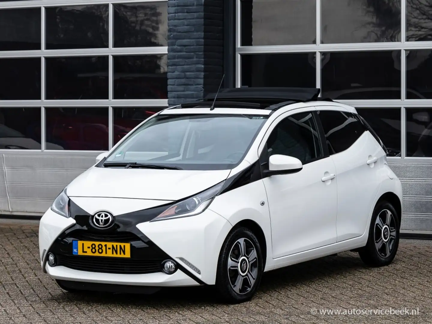Toyota Aygo AYGO 1.0 VVTi x-clusive navigatie, cabio dak, came Wit - 1