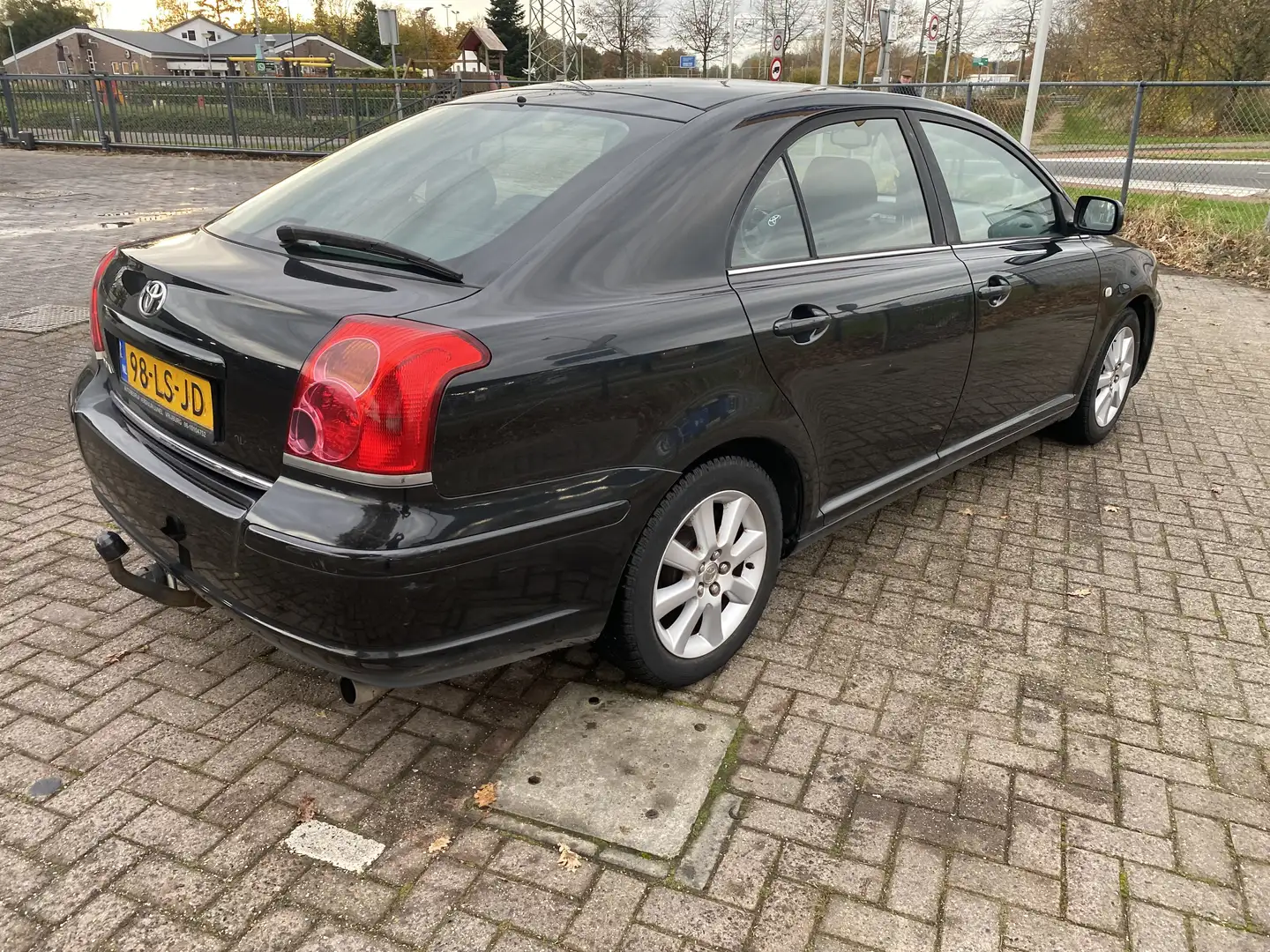 Toyota Avensis 1.8 VVTi Linea Luna Zwart - 2