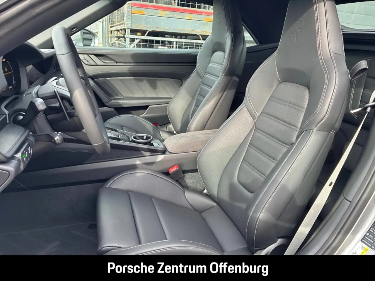 Porsche 992 -2 (911) Carrera 4 GTS Cabriolet 5
