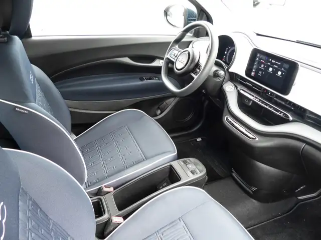 Fiat 500e view 4