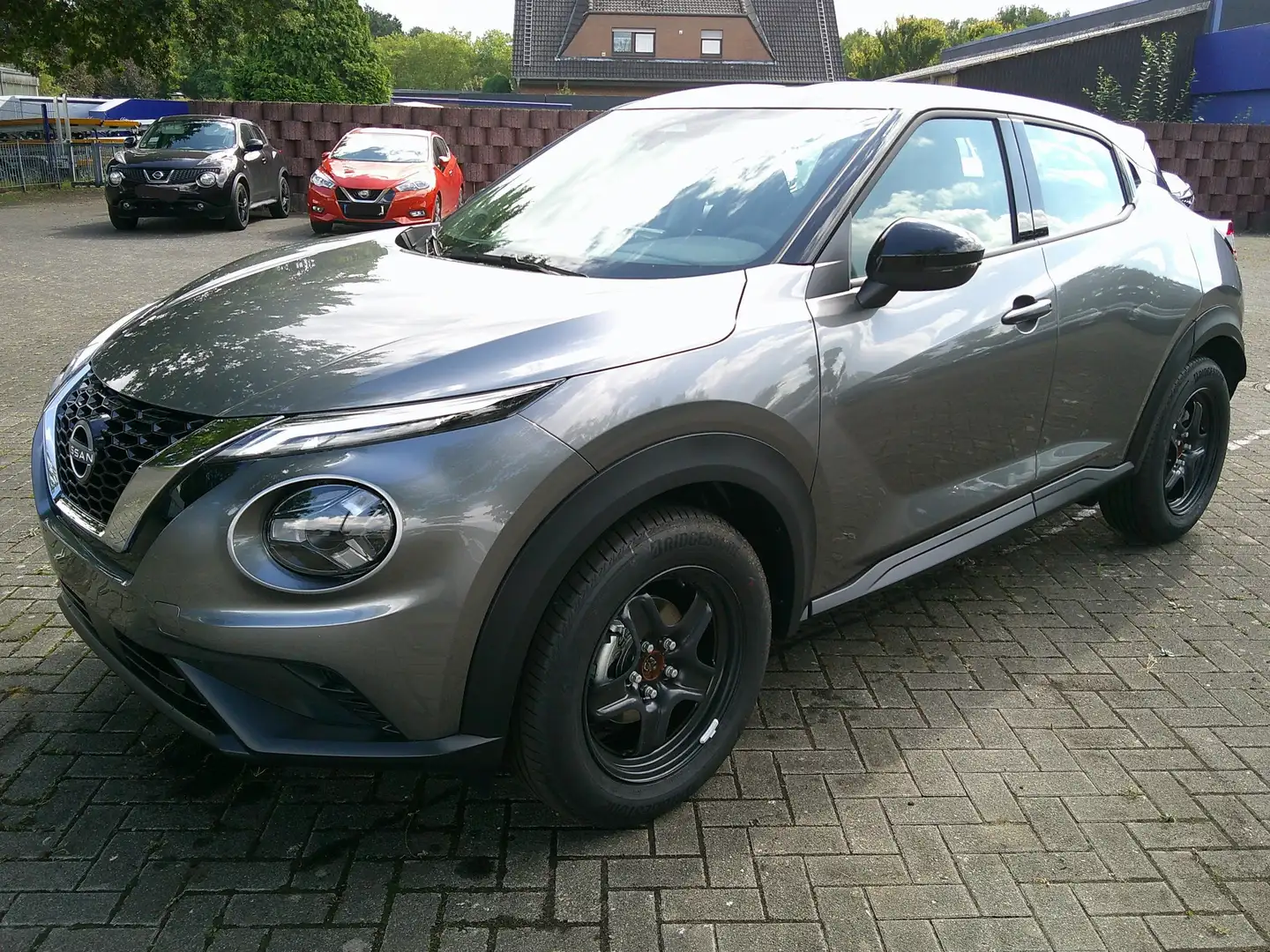 Nissan Juke 1,0 DIG-T 114 PS 6MT ACENTA NC Komfort Grau - 1