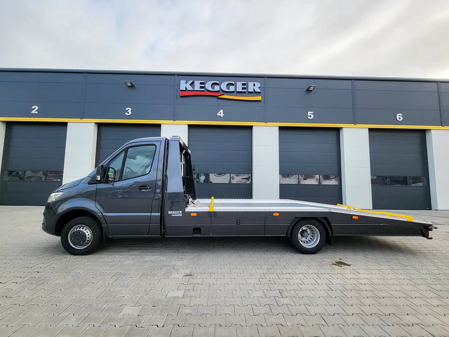Mercedes-Benz Sprinter 519 V6 CDI SOFORT * AHK/MBUX/KEGGER/LED Grau - 2