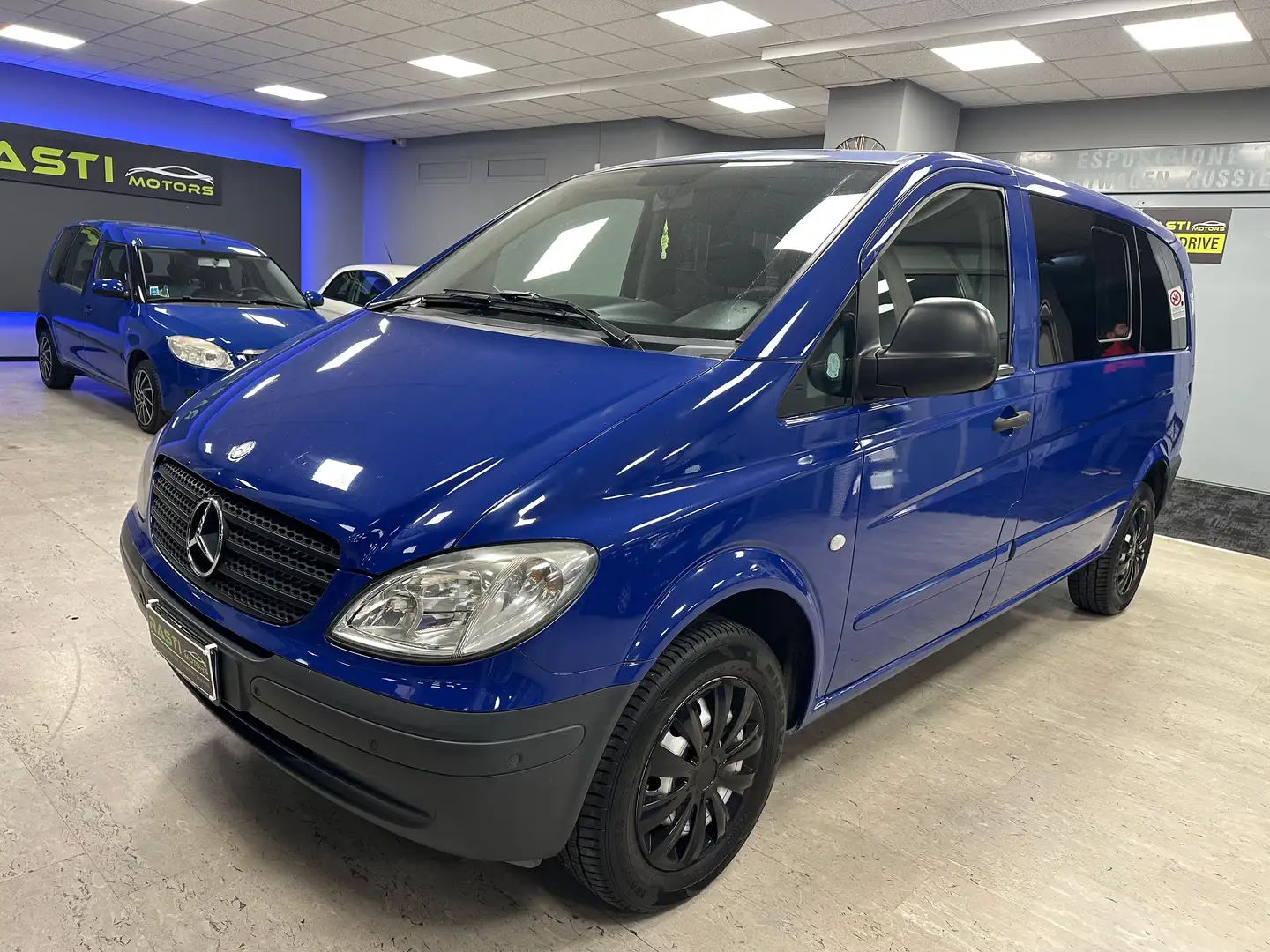 Mercedes-Benz Vito 111CDI 2.2 116 CV Bleu - 1