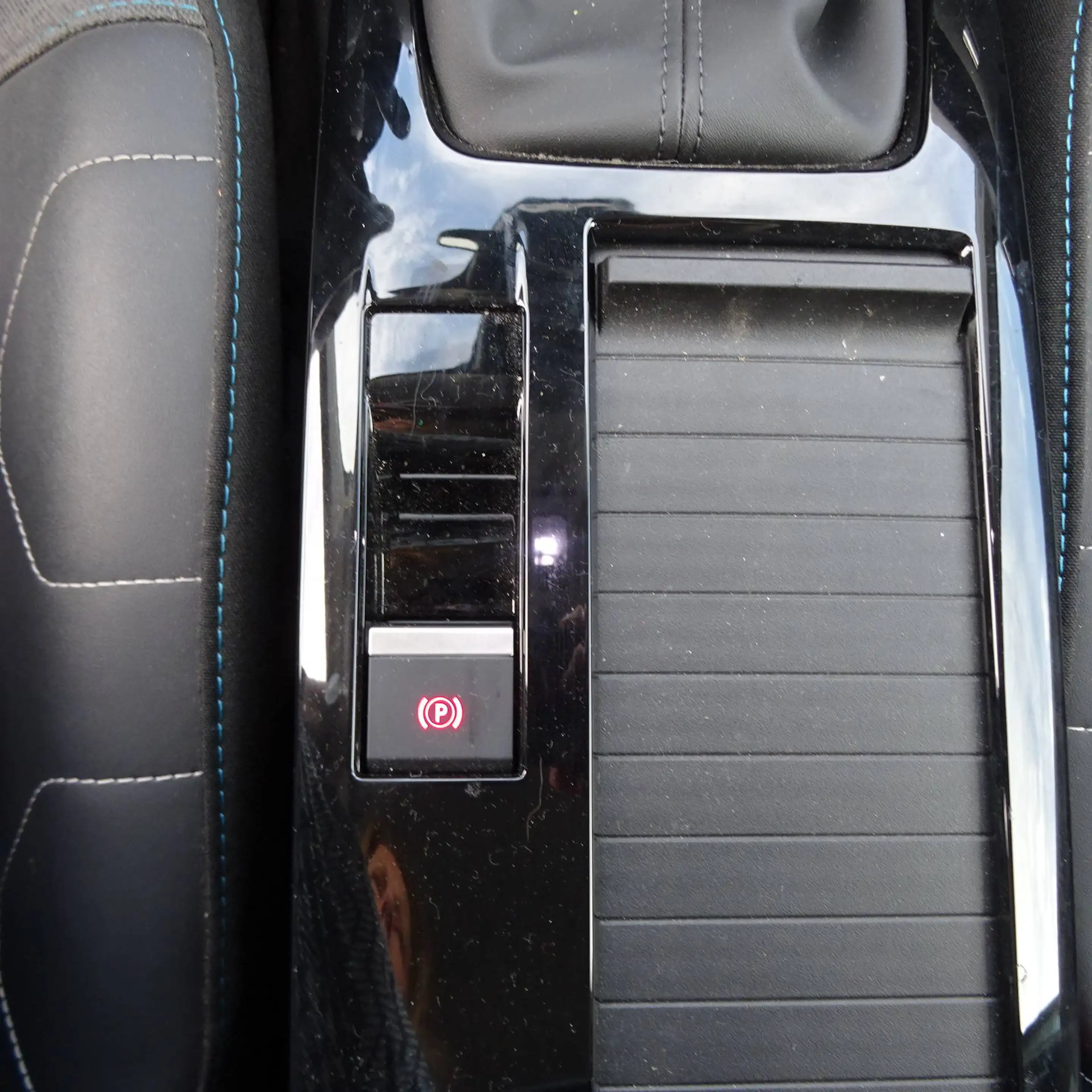 Citroen C4 C4 BlueHDI 110 Shine — photo 4