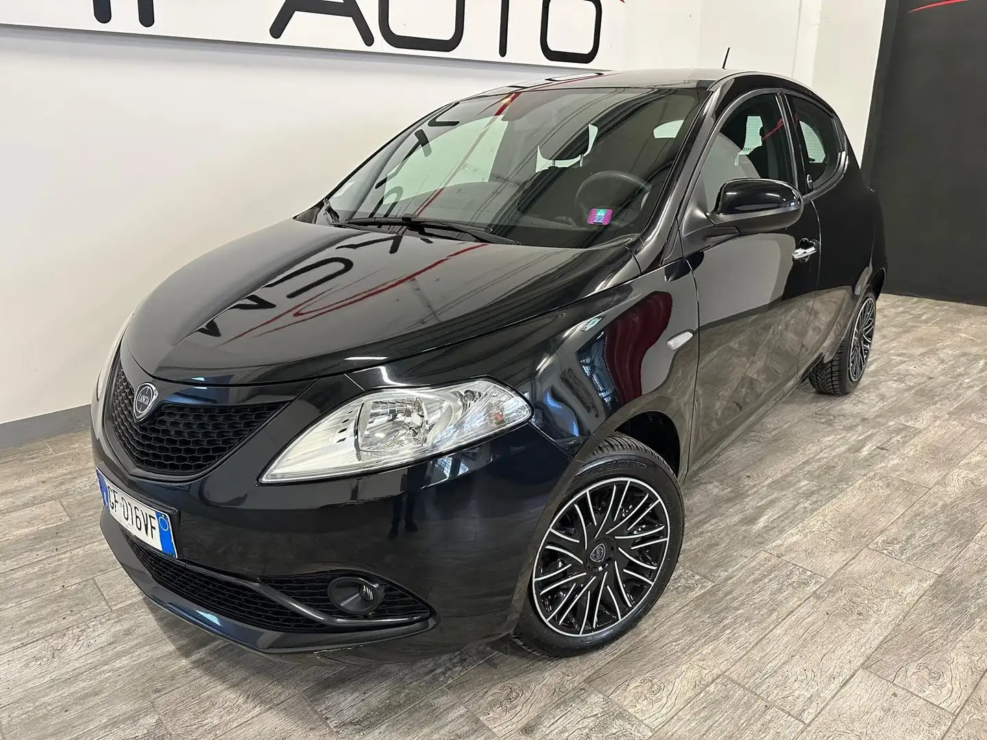 Lancia Ypsilon Ypsilon 1.0 firefly hybrid Maryne s Zwart - 1