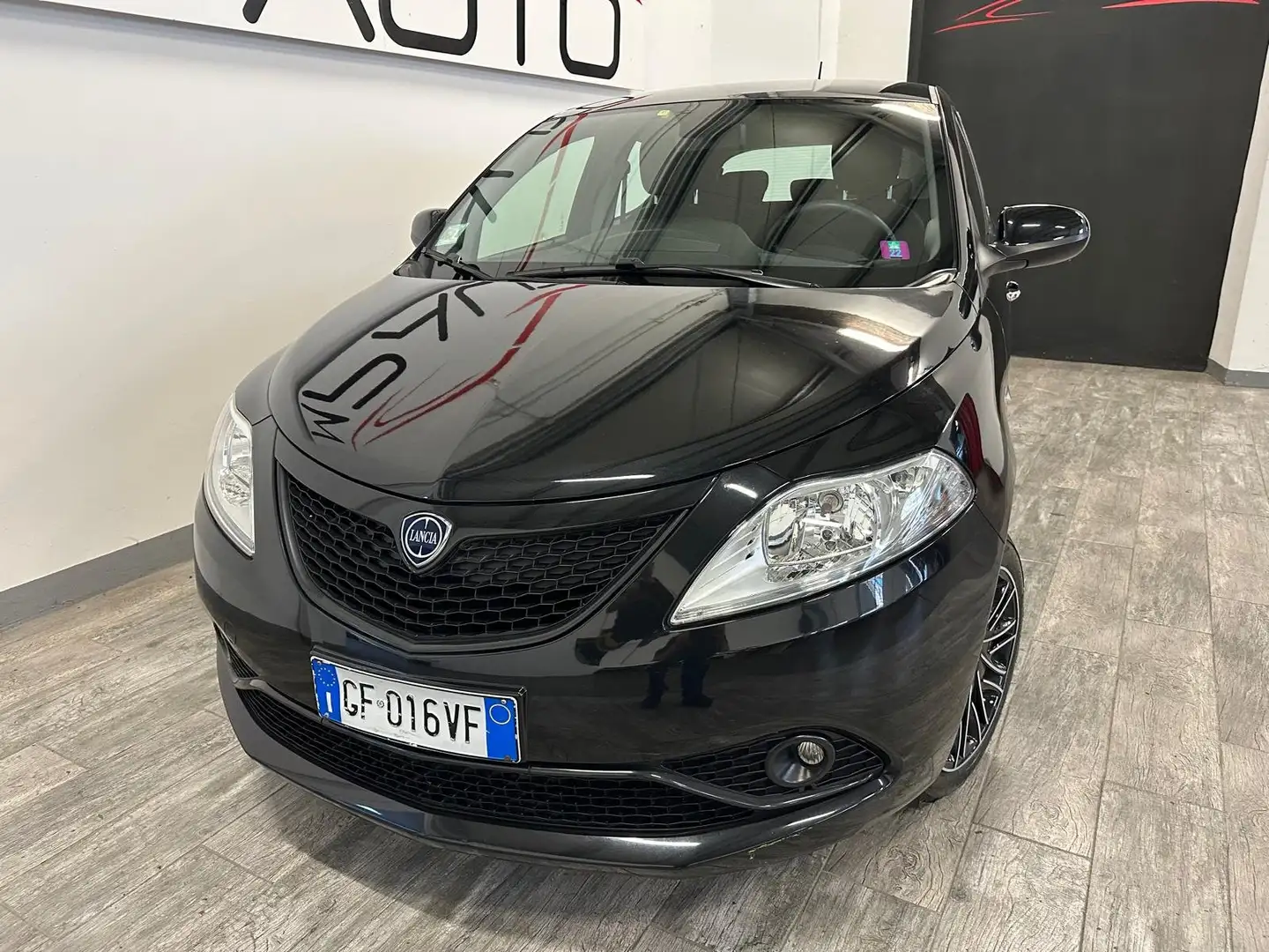 Lancia Ypsilon Ypsilon 1.0 firefly hybrid Maryne s Zwart - 2