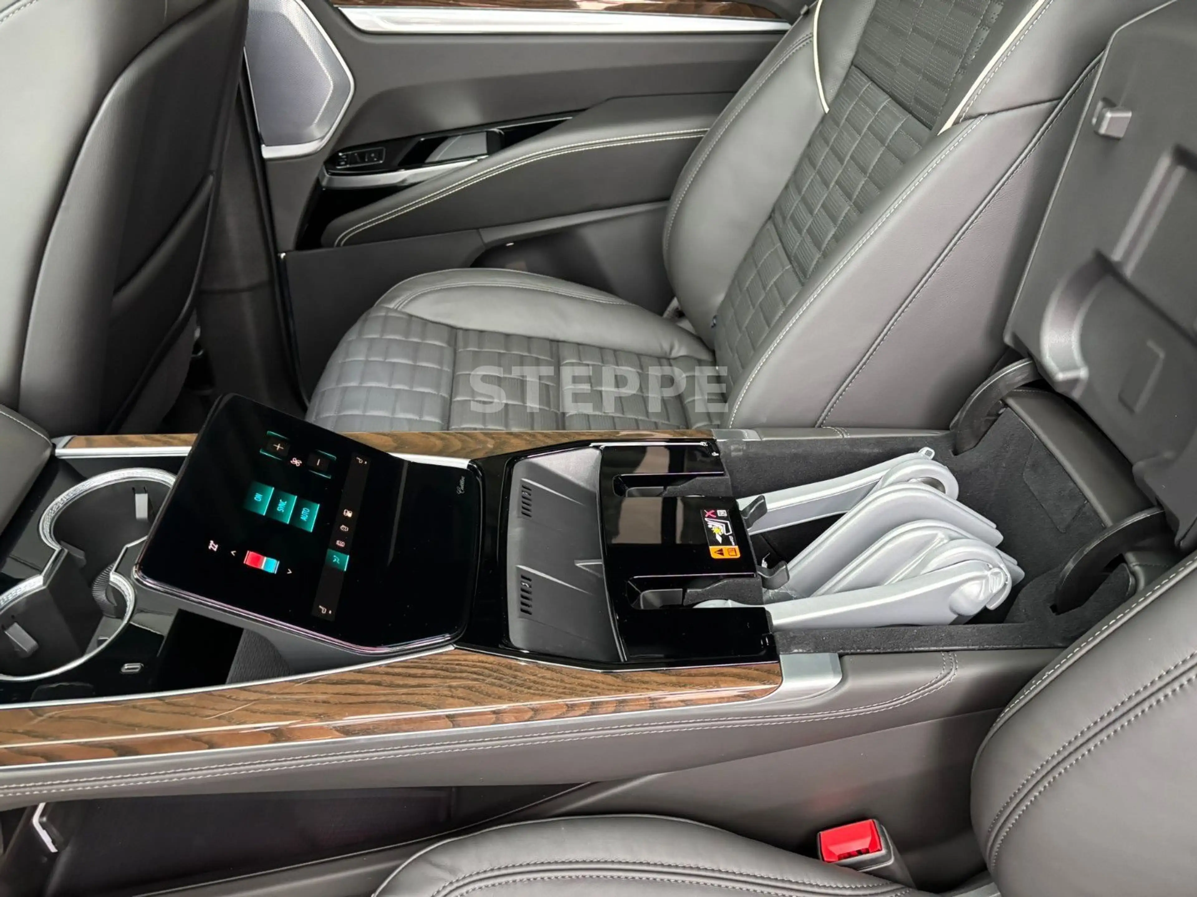 Cadillac Escalade FACELIFT MY26 6.2 V8 Platinum Luxury24" — photo 9