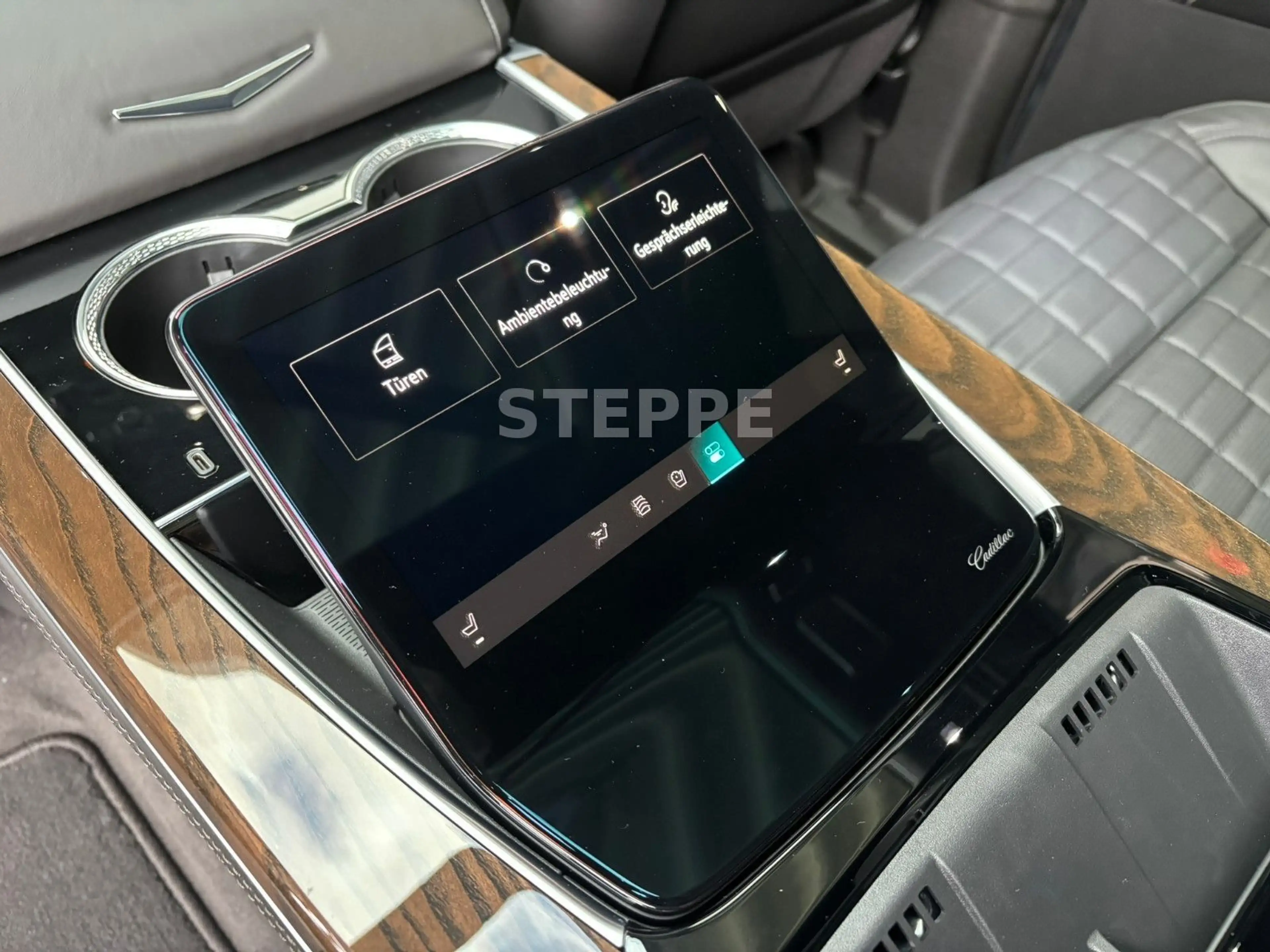 Cadillac Escalade FACELIFT MY26 6.2 V8 Platinum Luxury24" — photo 13