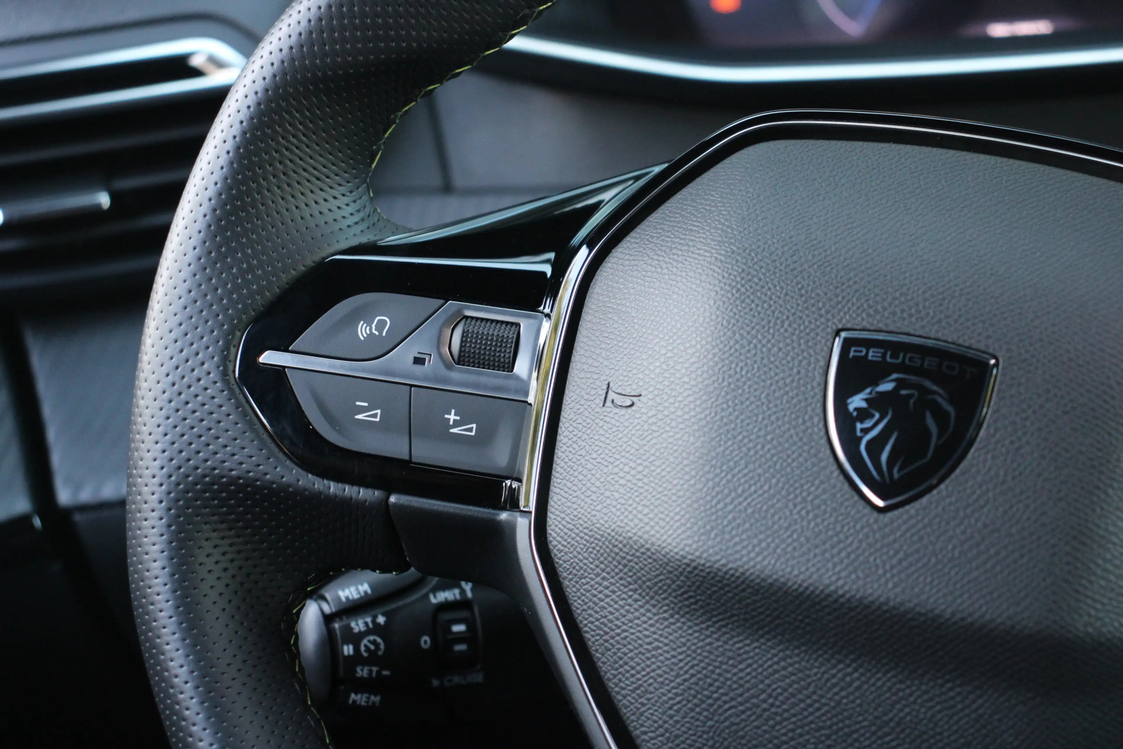 Peugeot e-208 EV GT 50 kWh — photo 18