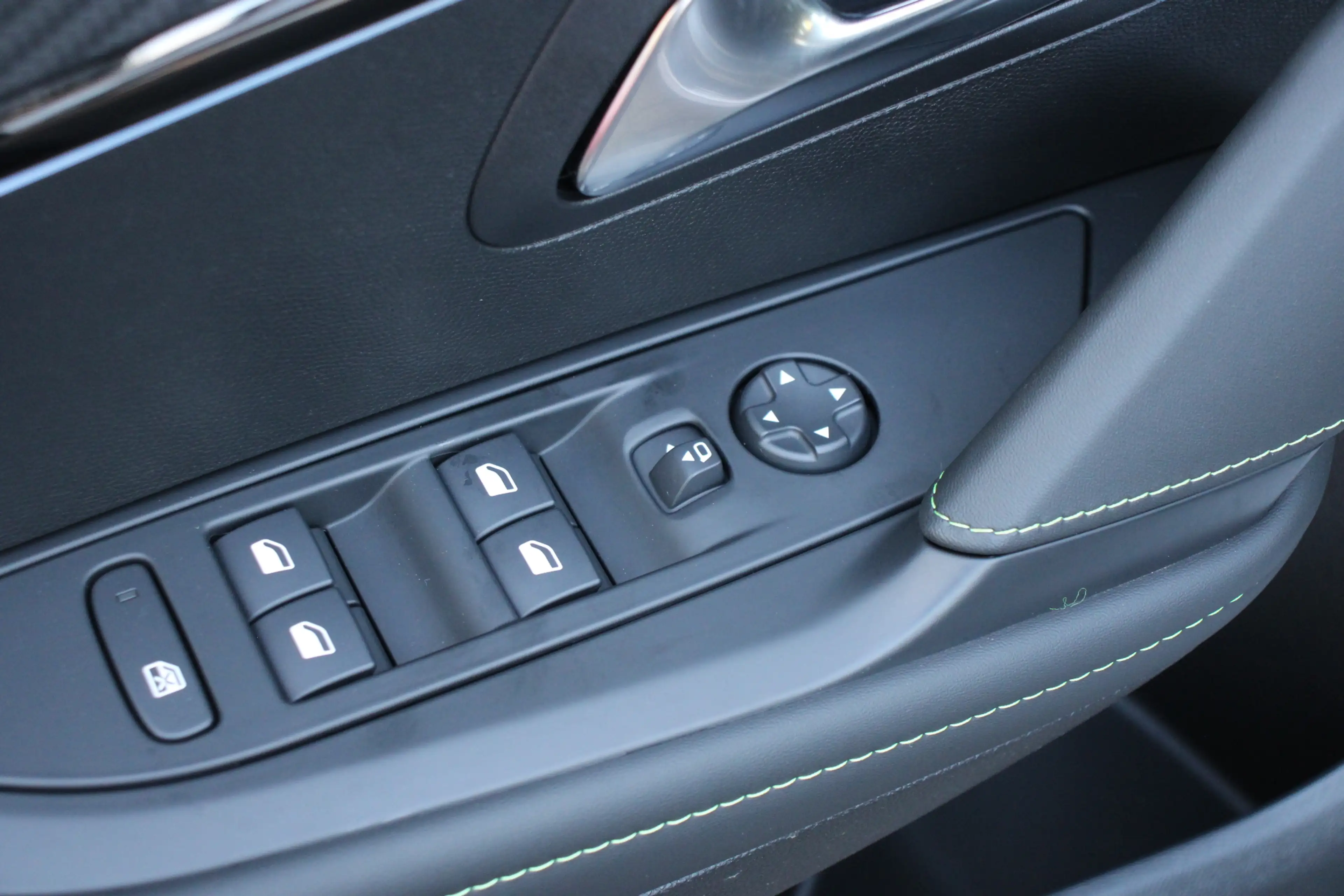 Peugeot e-208 EV GT 50 kWh — photo 13