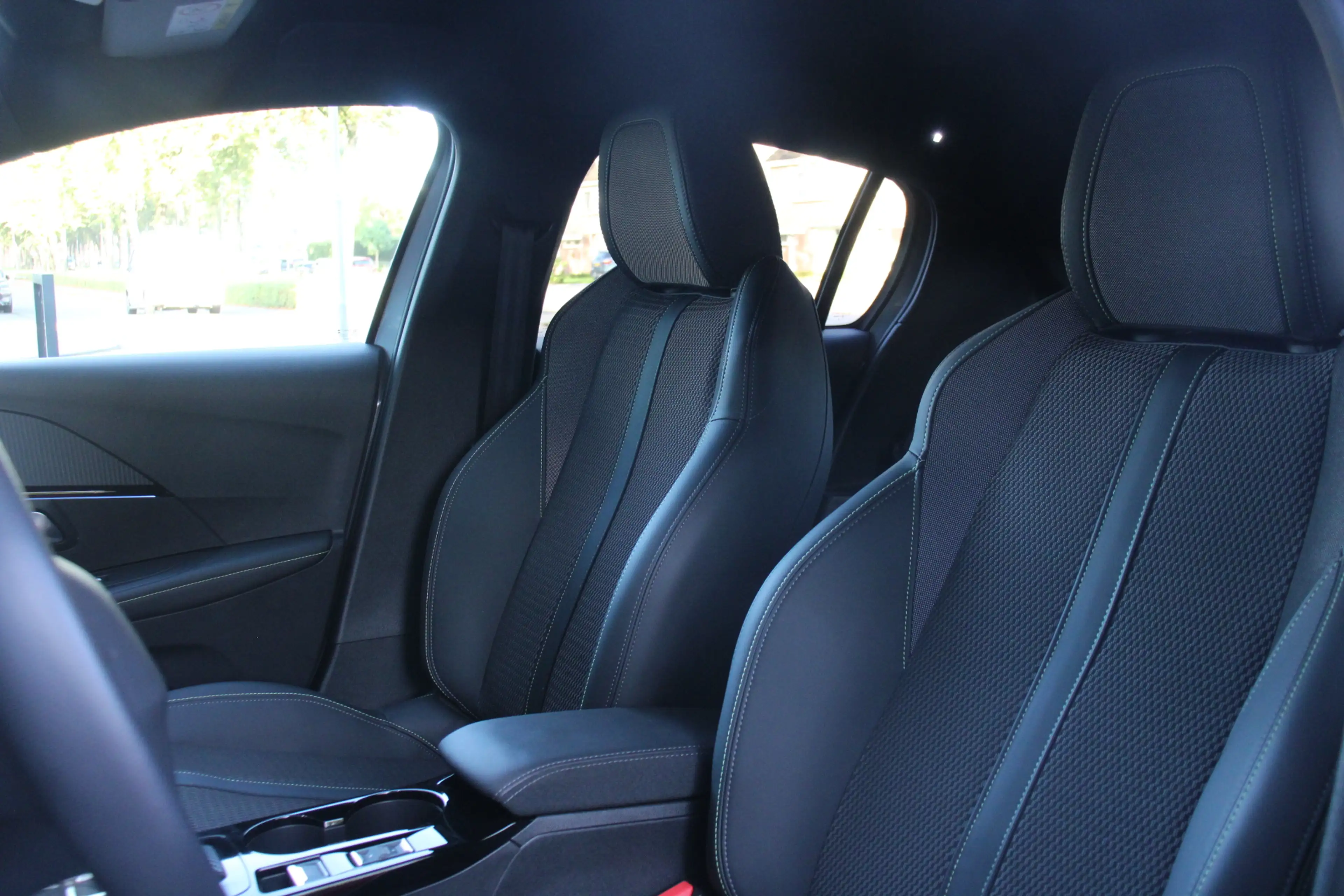 Peugeot e-208 EV GT 50 kWh — photo 20