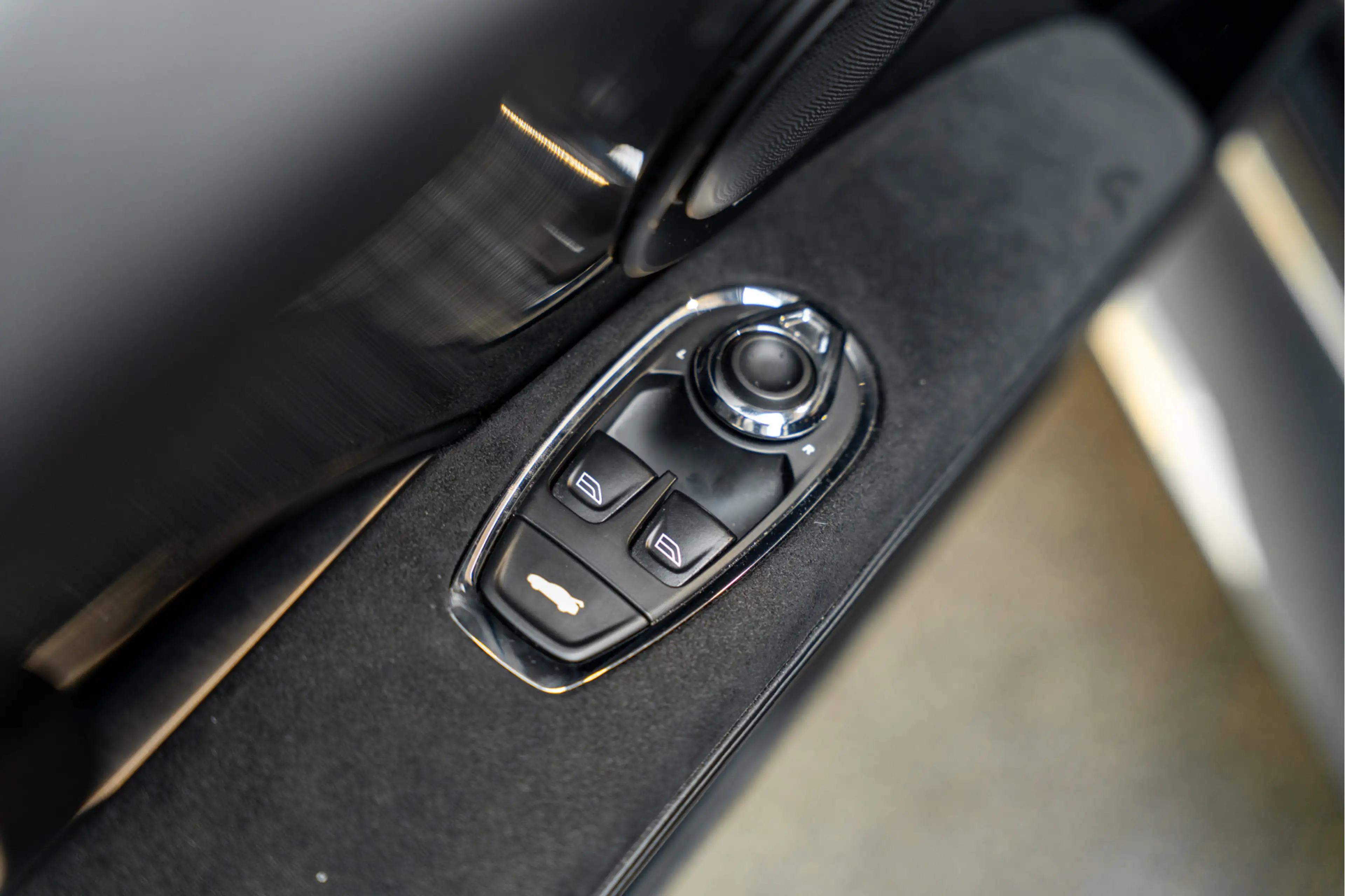 Aston Martin DBS 5.2 V12 Superleggera Carbon — photo 41