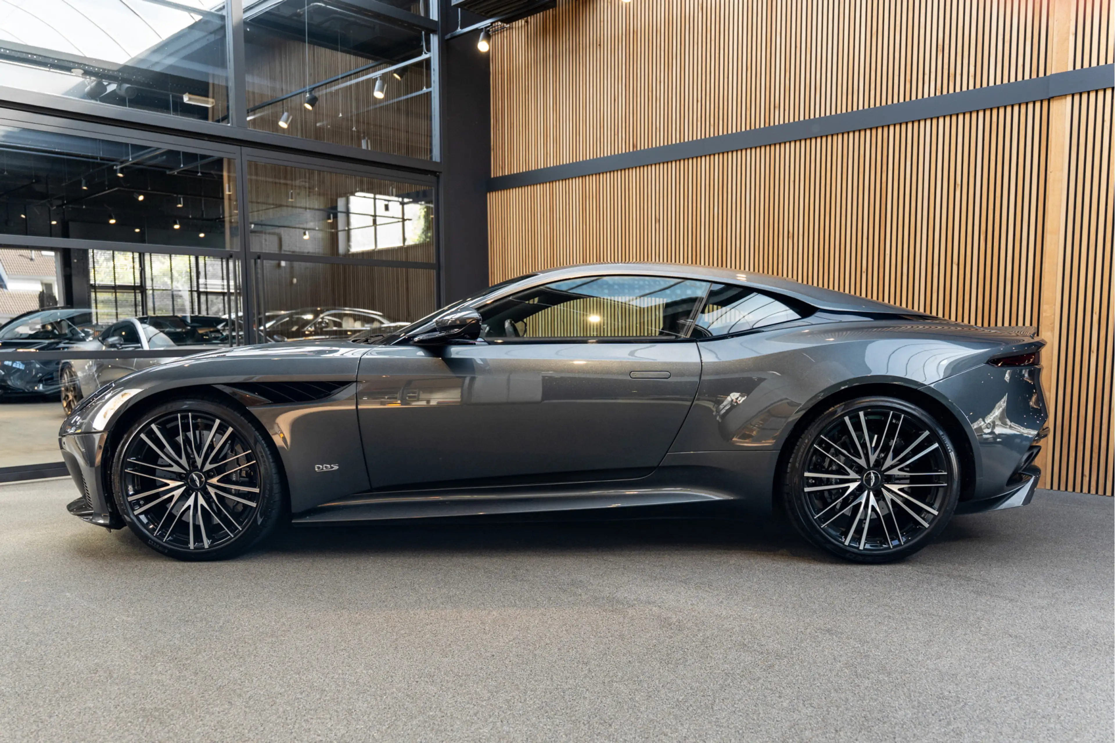 Aston Martin DBS 5.2 V12 Superleggera Carbon — photo 2