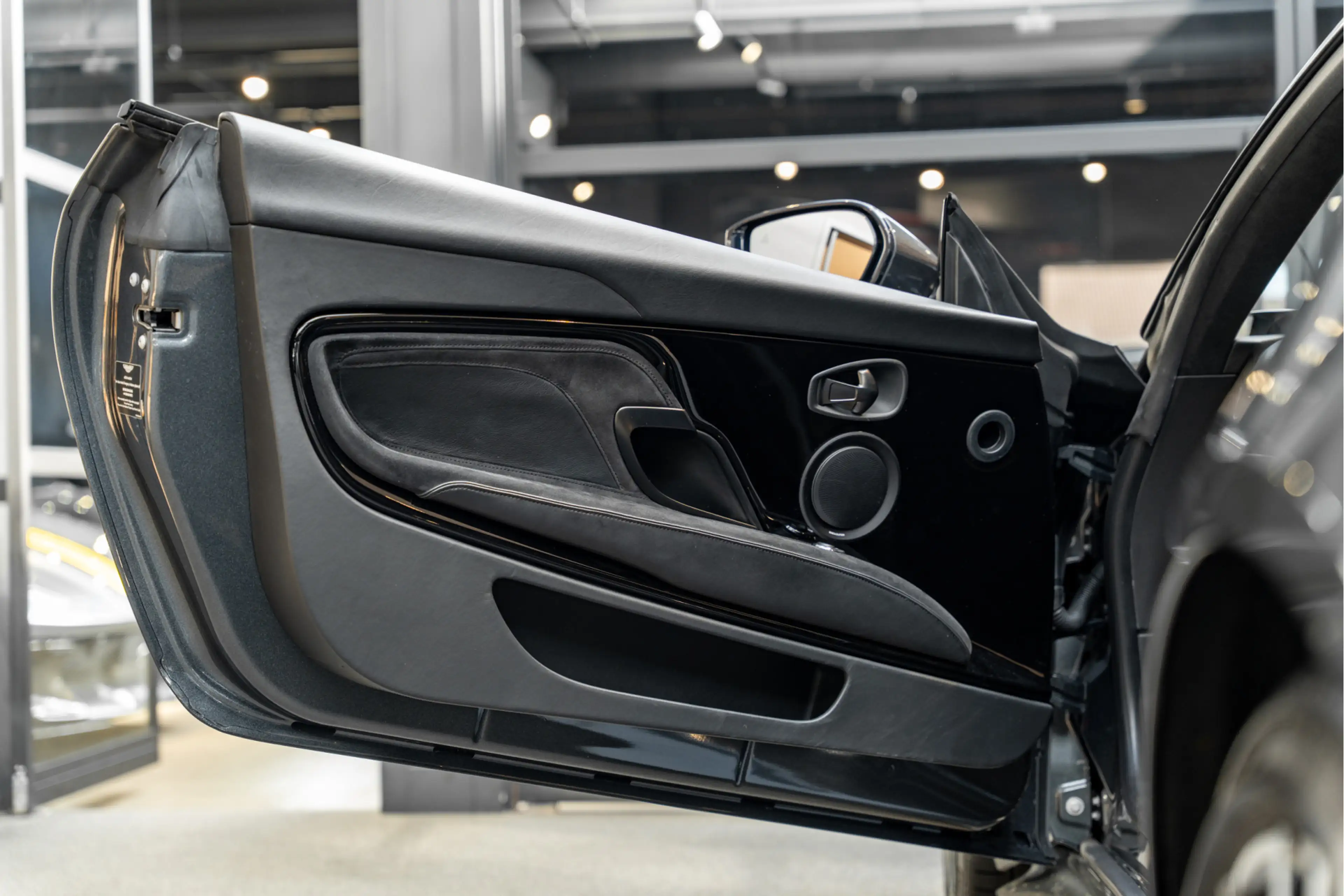 Aston Martin DBS 5.2 V12 Superleggera Carbon — photo 39
