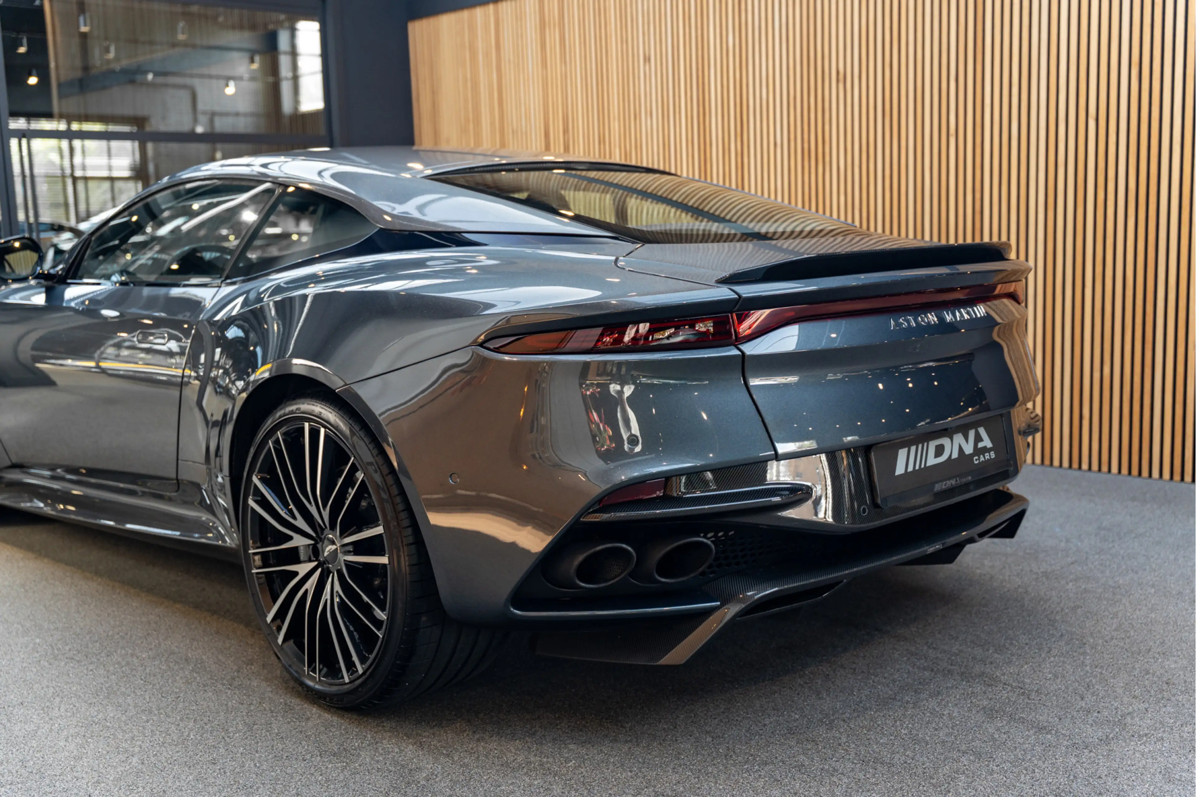 Aston Martin DBS 5.2 V12 Superleggera Carbon — photo 4