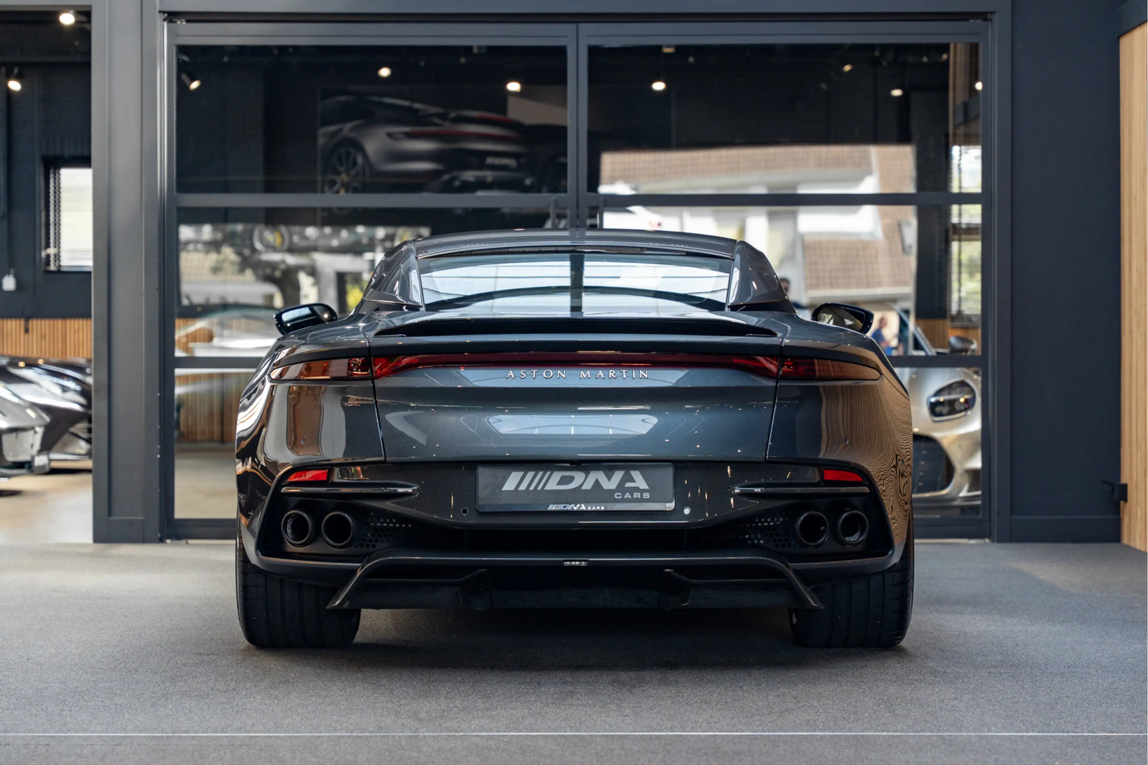 Aston Martin DBS 5.2 V12 Superleggera Carbon — photo 5