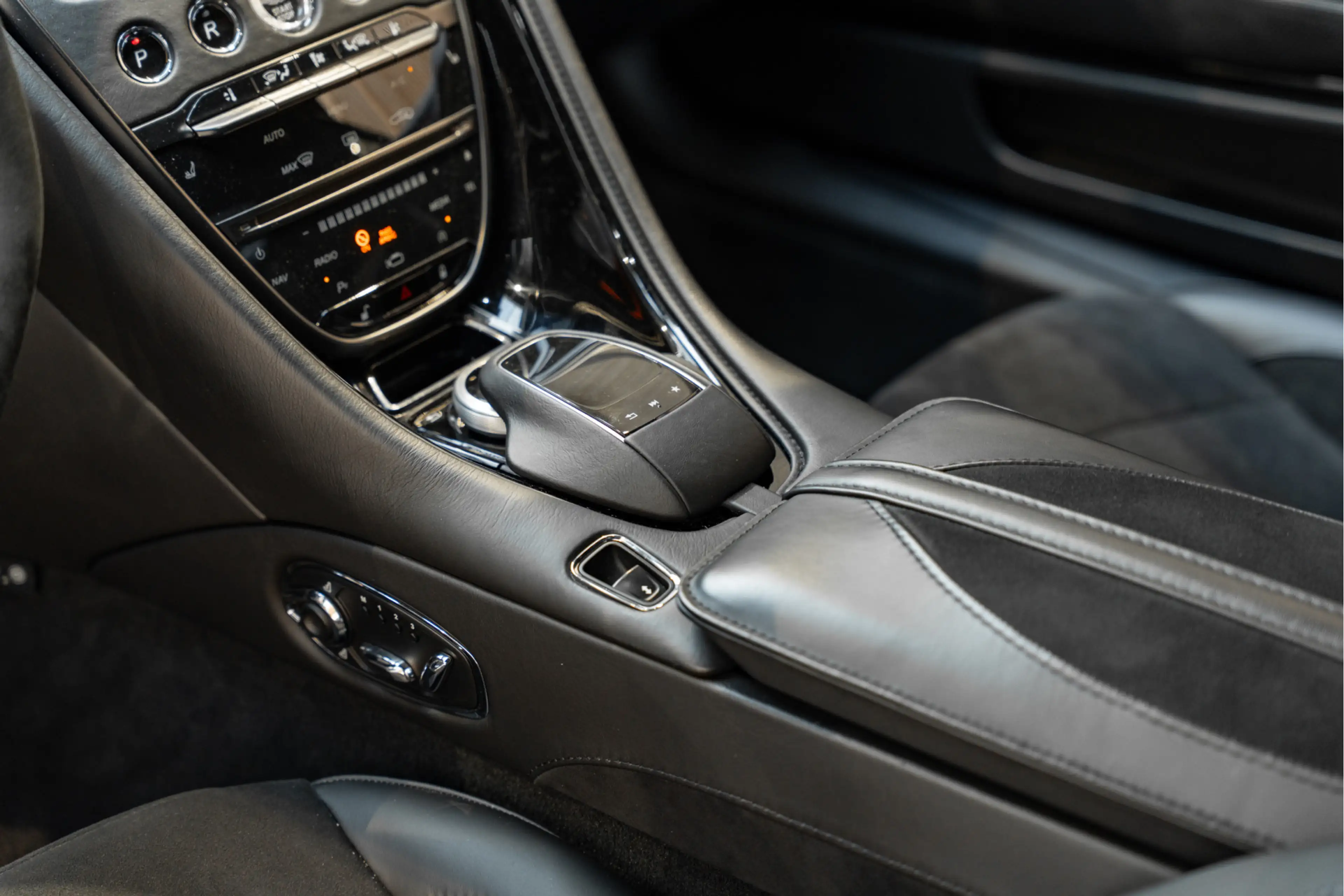 Aston Martin DBS 5.2 V12 Superleggera Carbon — photo 33