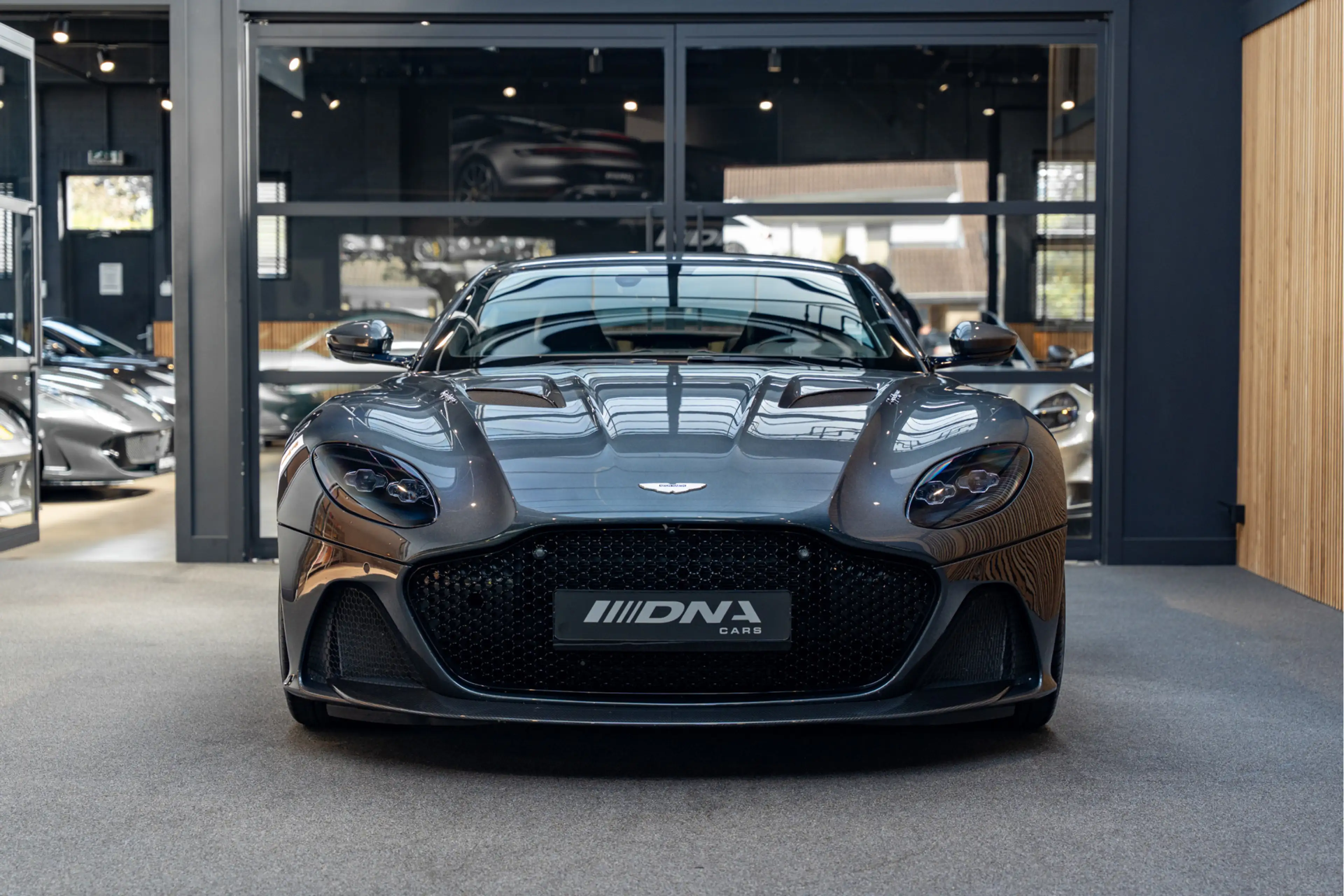 Aston Martin DBS 5.2 V12 Superleggera Carbon — photo 3