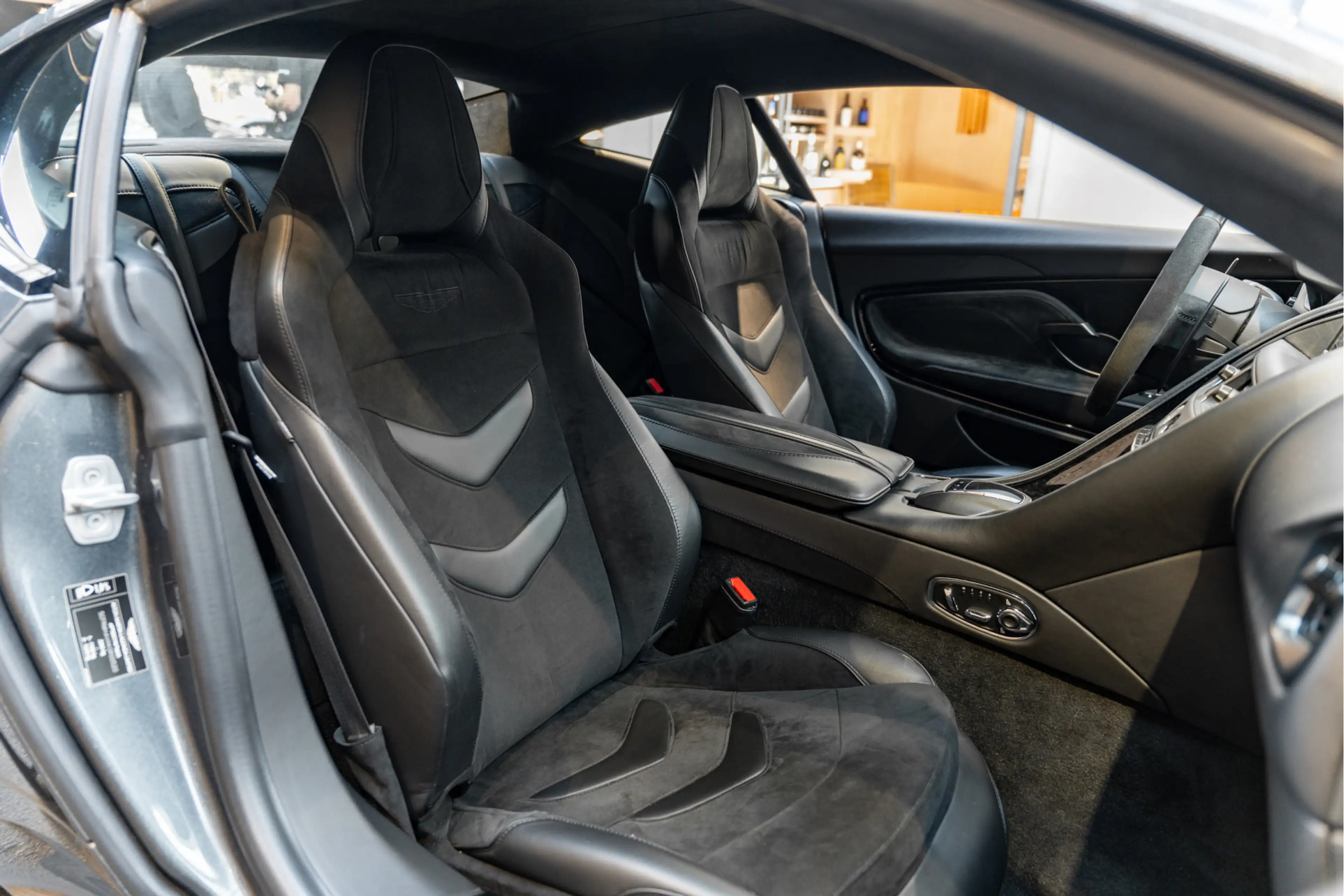 Aston Martin DBS 5.2 V12 Superleggera Carbon — photo 27