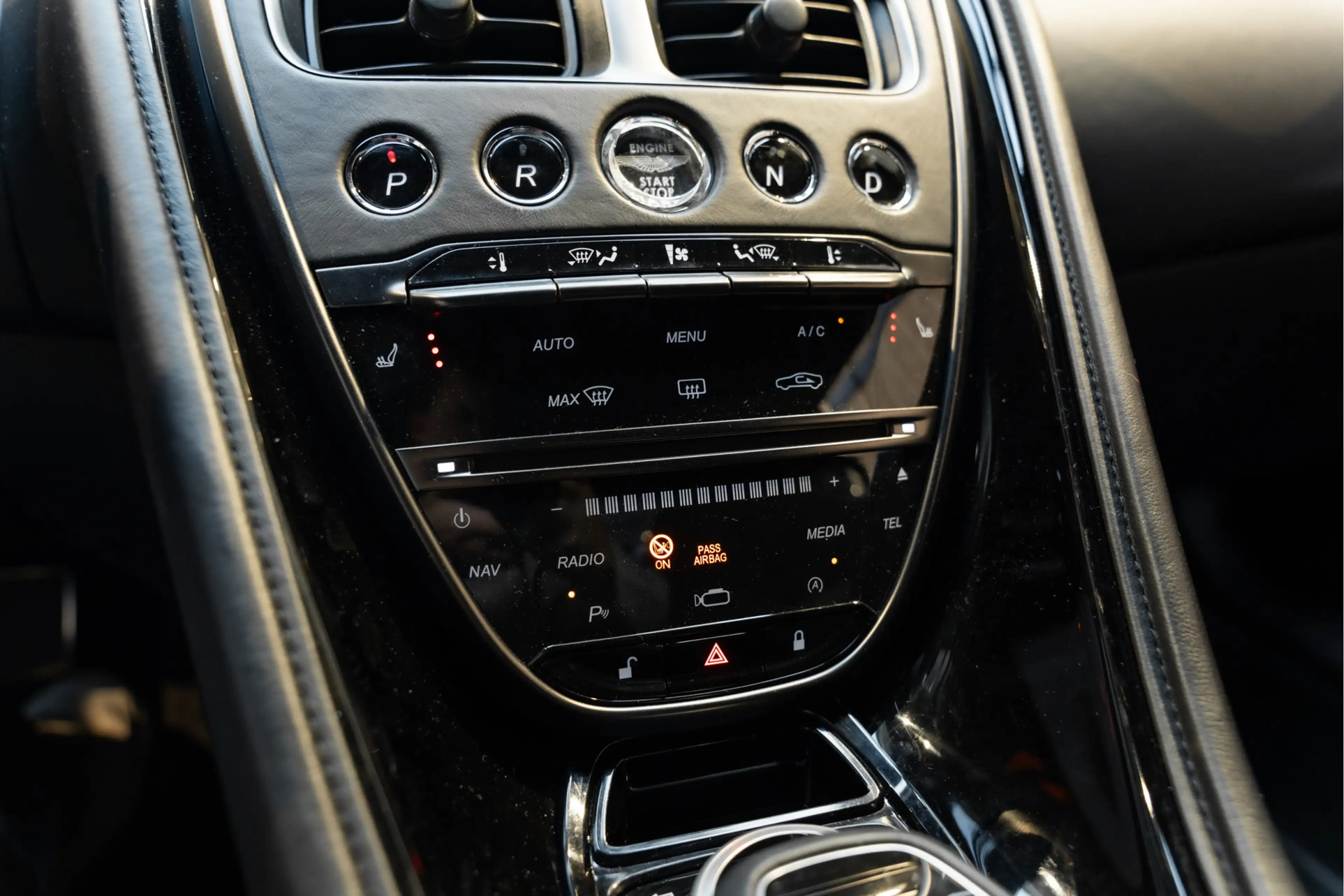 Aston Martin DBS 5.2 V12 Superleggera Carbon — photo 37