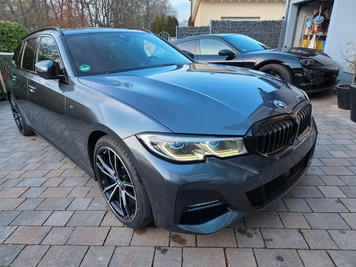 BMW 320 d M Sport LivePR Laser Pano HUD CAM AHK Ufrei Grijs - 1