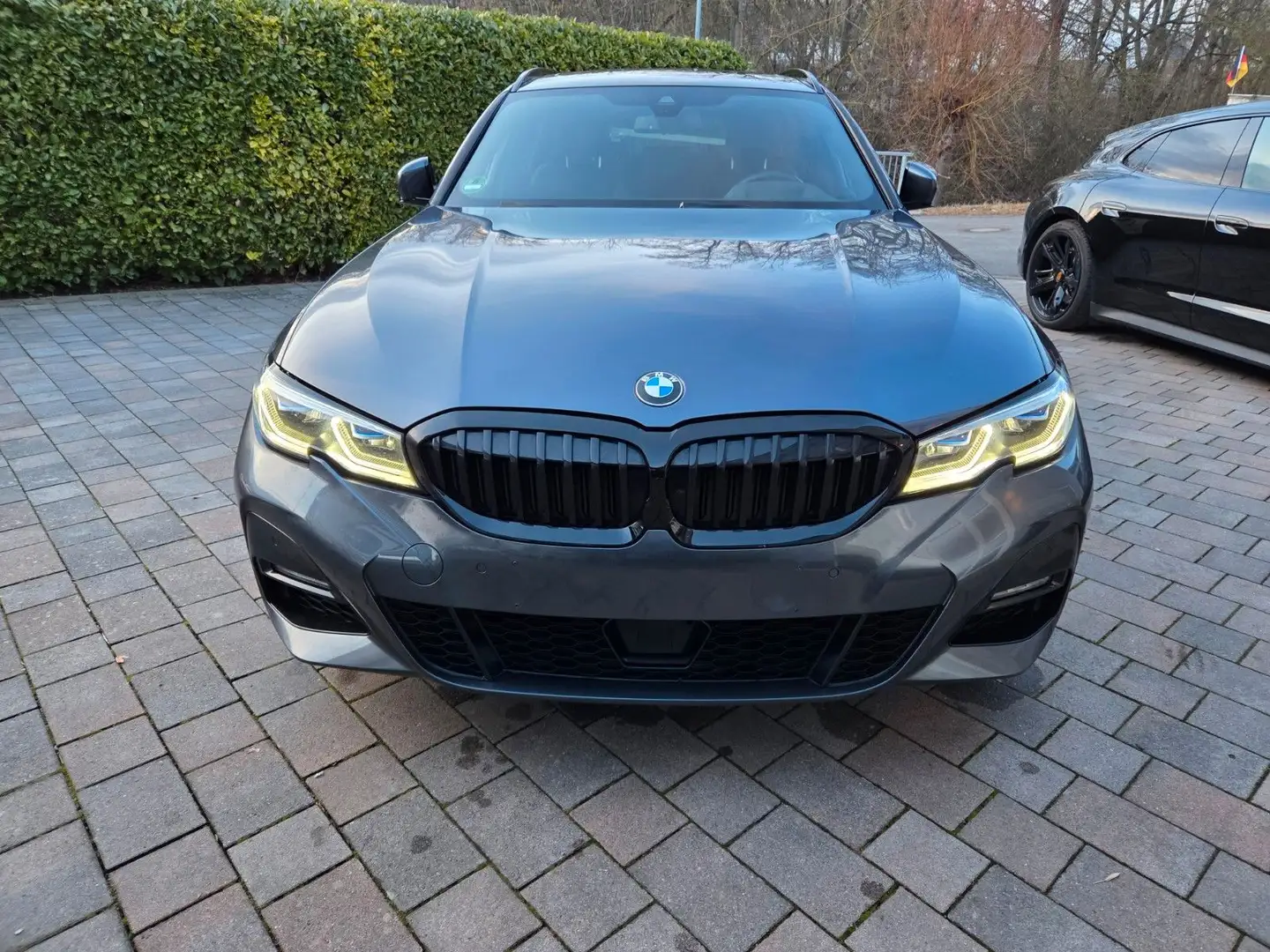 BMW 320 d M Sport LivePR Laser Pano HUD CAM AHK Ufrei Grijs - 2