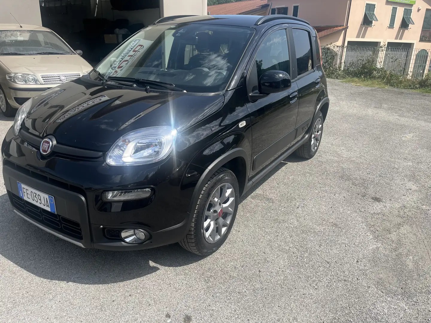 Fiat Panda 0.9 t.air turbo Lounge 85cv E6 Zwart - 1