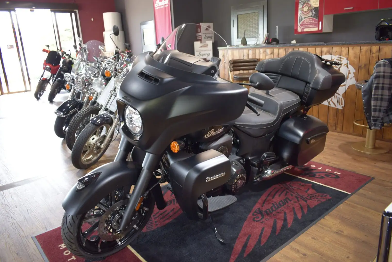 Indian Roadmaster Dark Horse BlackSmoke 116 CUI Zwart - 1
